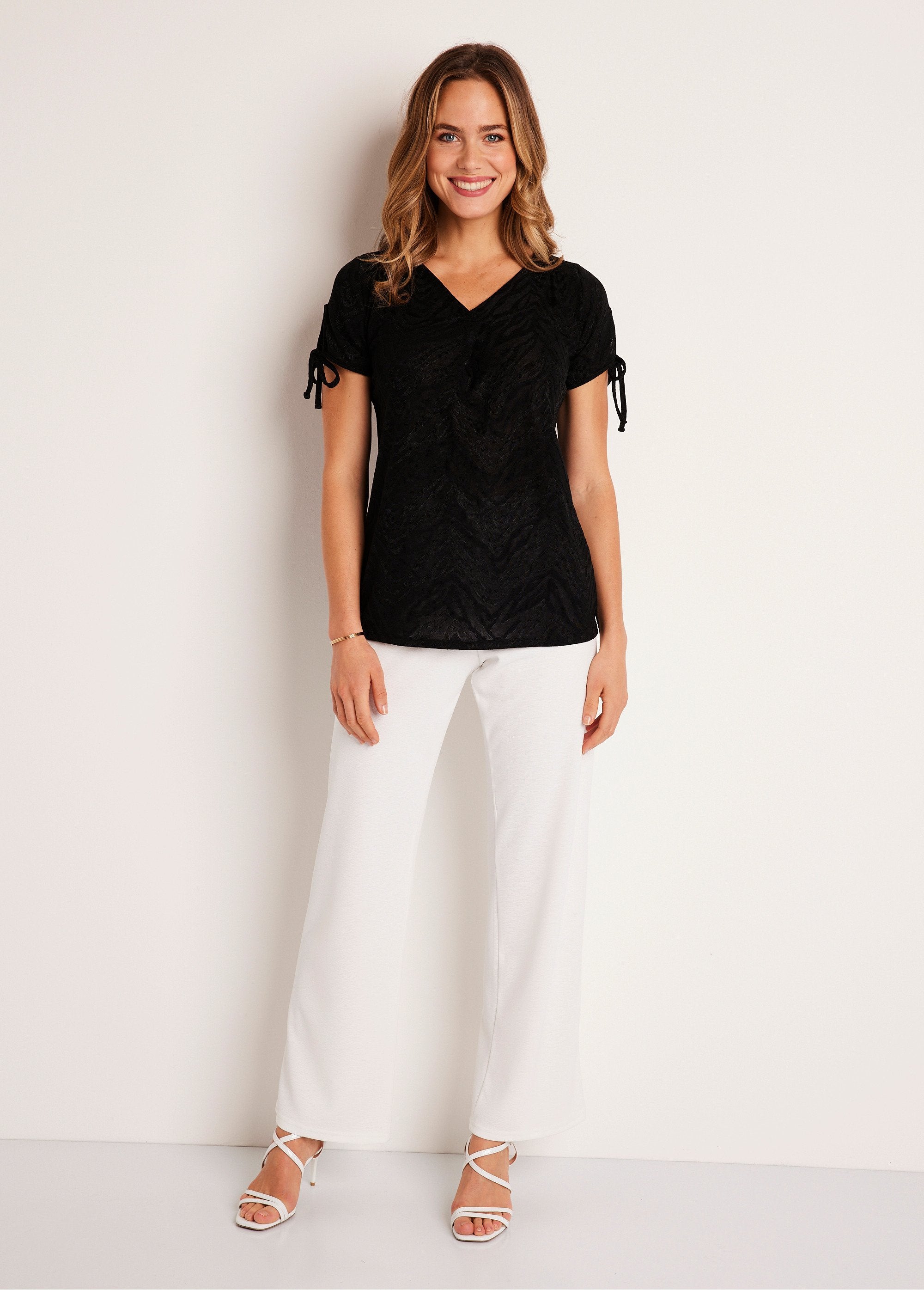 T-shirt_lunga_e_sciolta_con_scollo_a_V_NERO_SF1_slim