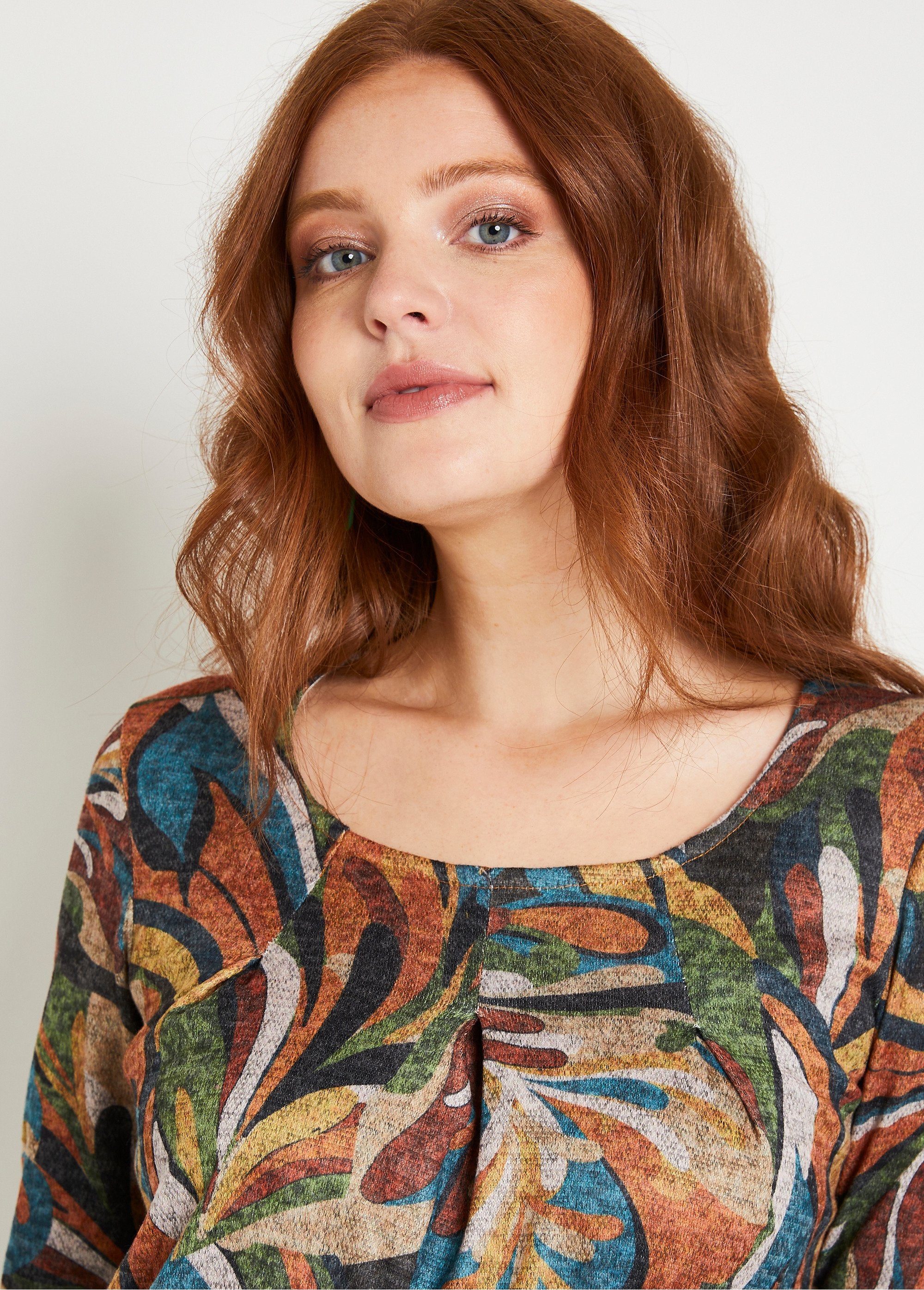 T-shirt_lunga,_ampia,_con_scollo_rotondo_e_stampata_Miel_et_vert_DE1_slim