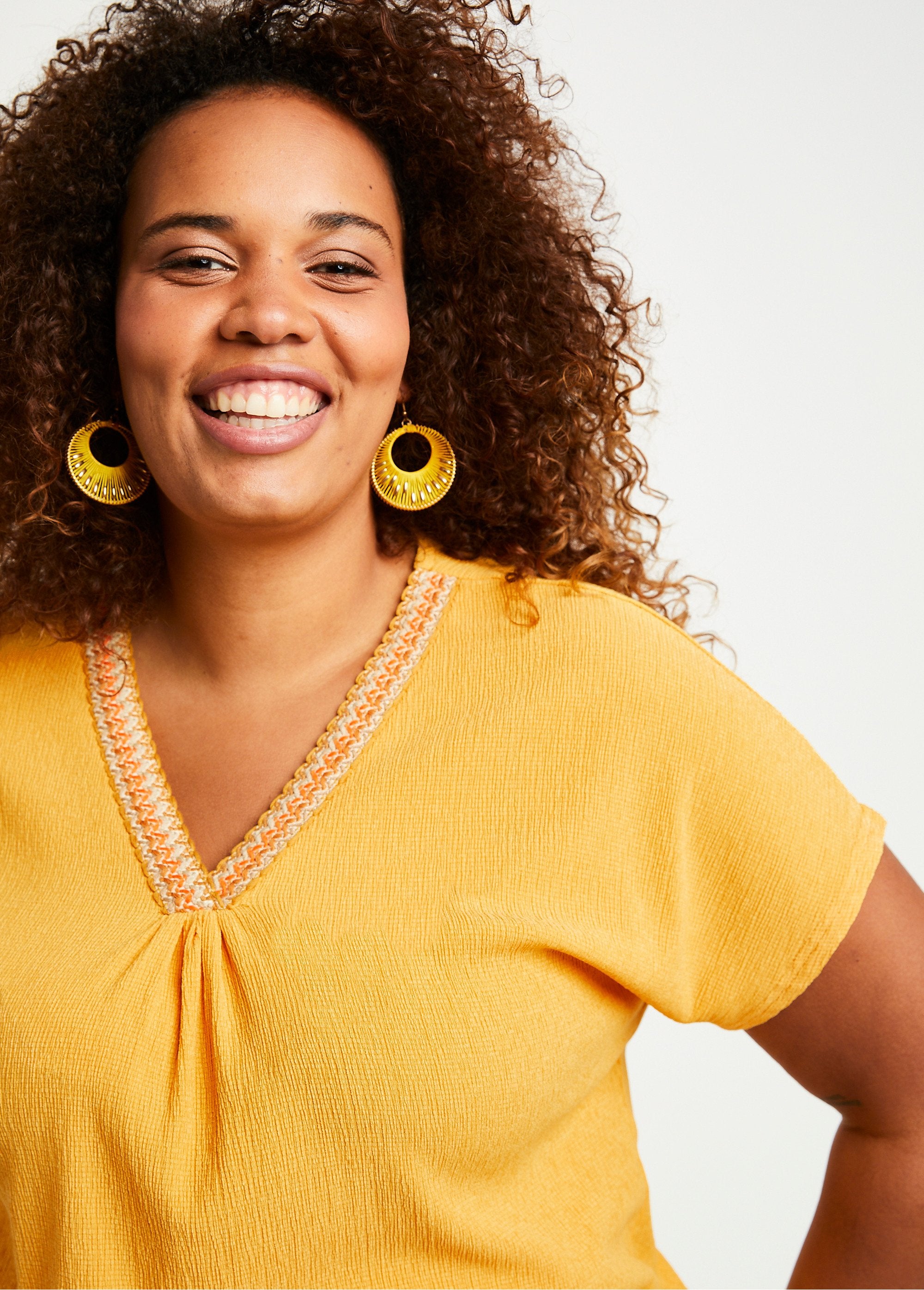 T-shirt_lunga_e_sciolta_con_ricamo_in_tinta_unita_Zafferano_DE1_curvy