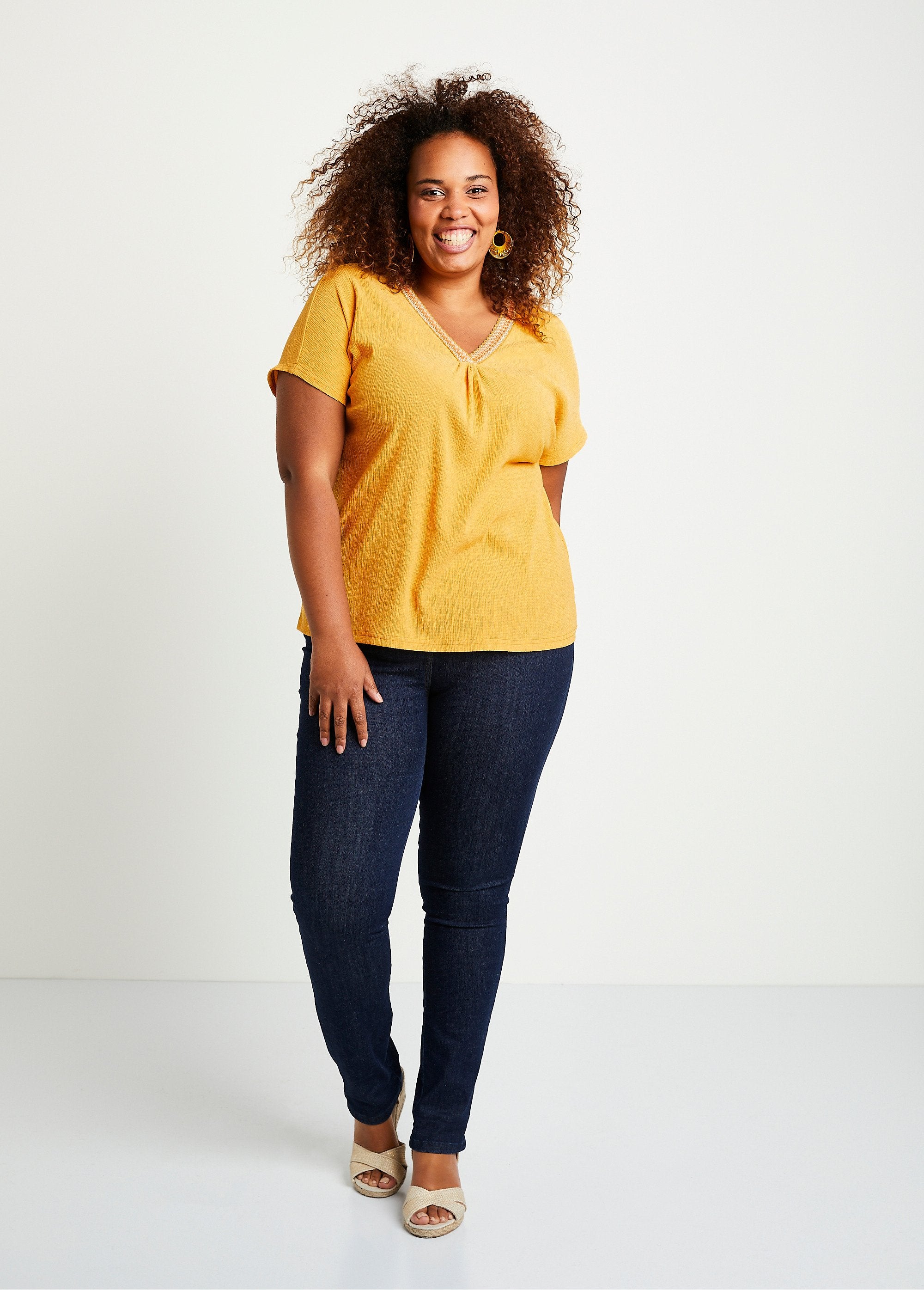 T-shirt_lunga_e_sciolta_con_ricamo_in_tinta_unita_Zafferano_SF1_curvy