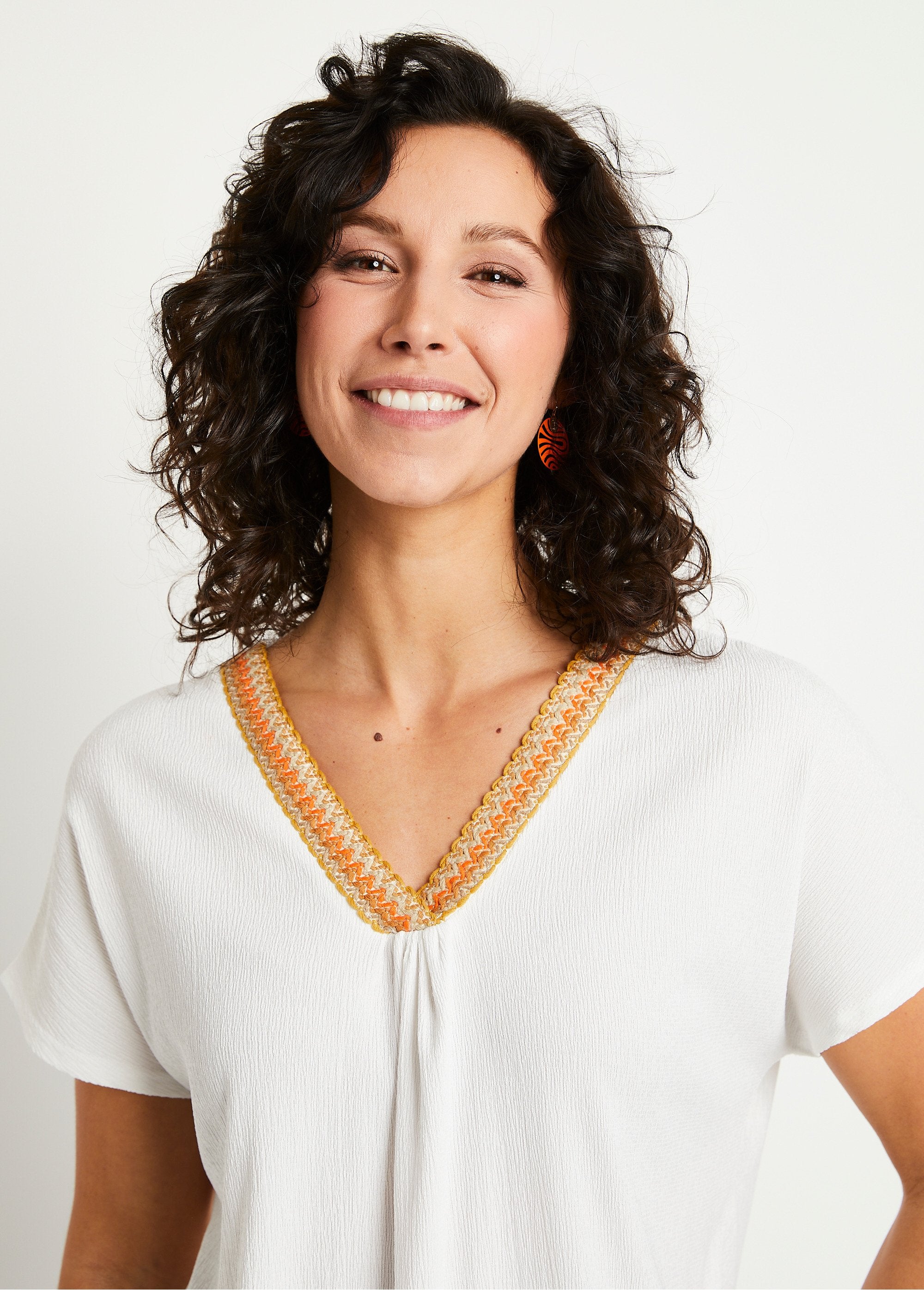 T-shirt_lunga_e_sciolta_con_ricamo_in_tinta_unita_BIANCO_DE1_slim