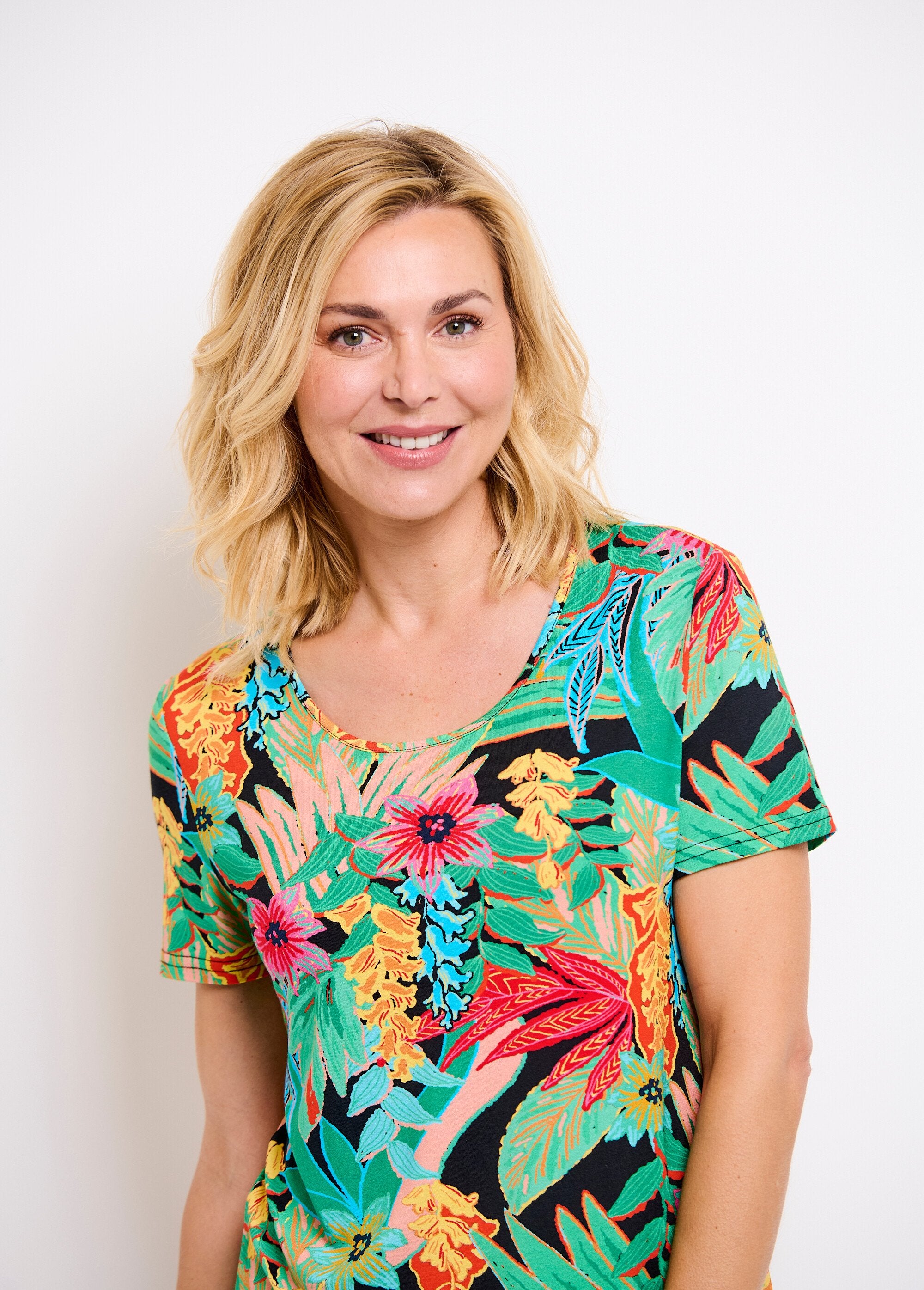 T-shirt_lunga_con_scollo_rotondo_e_stampa_esotica,_maniche_corte_Fond_noir_DE1_slim