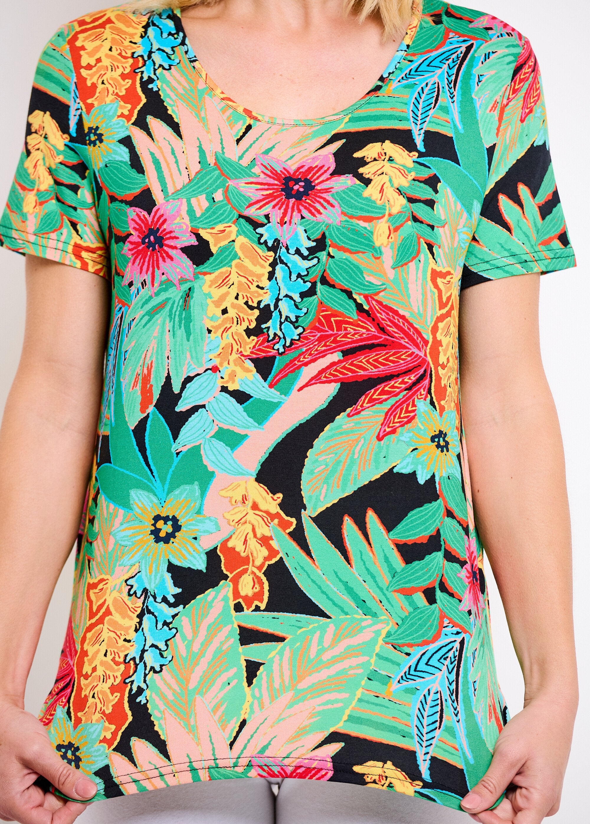 T-shirt_lunga_con_scollo_rotondo_e_stampa_esotica,_maniche_corte_Fond_noir_DE2_slim