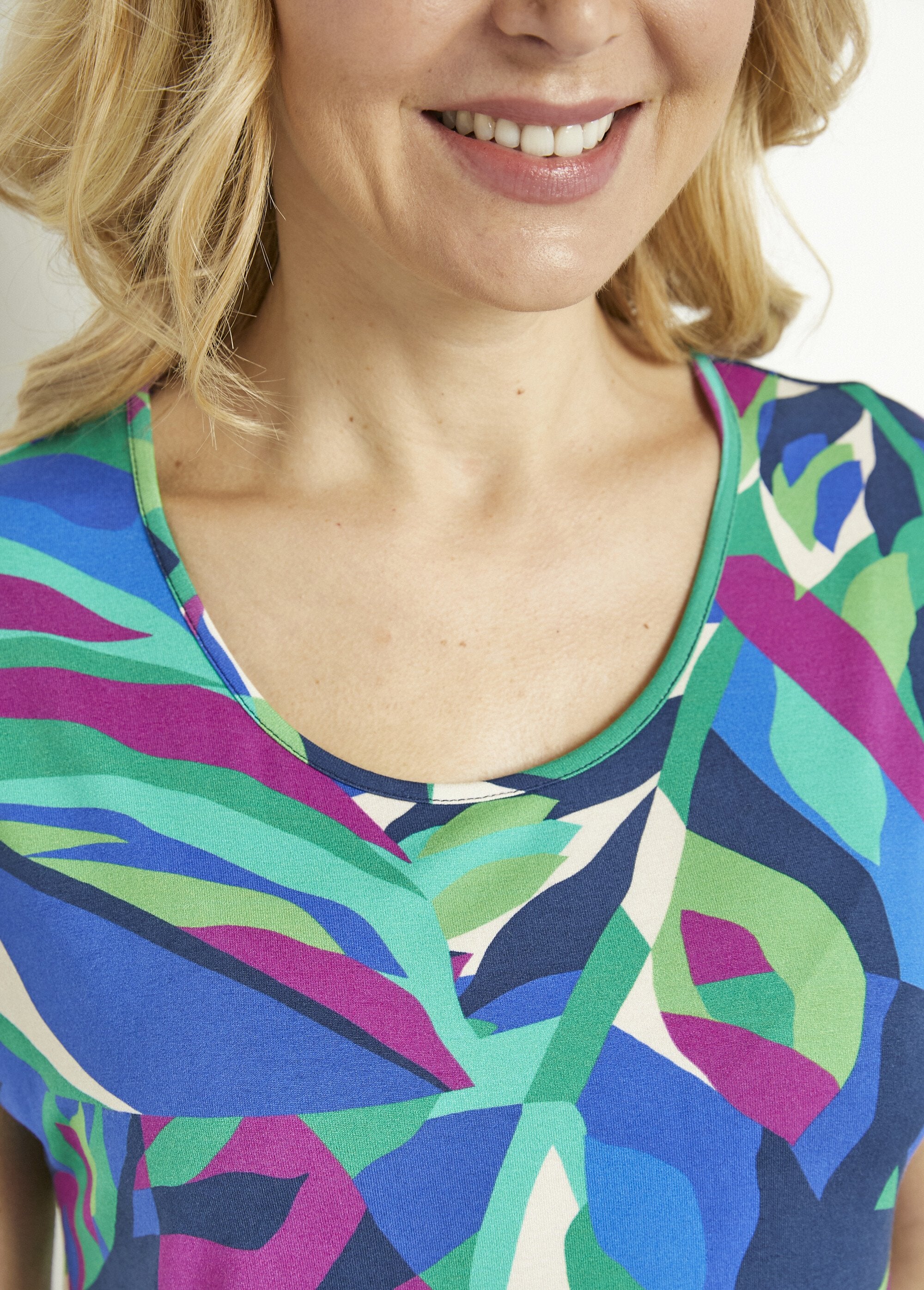 T-shirt_lunga_a_collo_tondo,_a_tinta_unita_o_stampata,_a_maniche_corte_Multicolore_DE1_slim