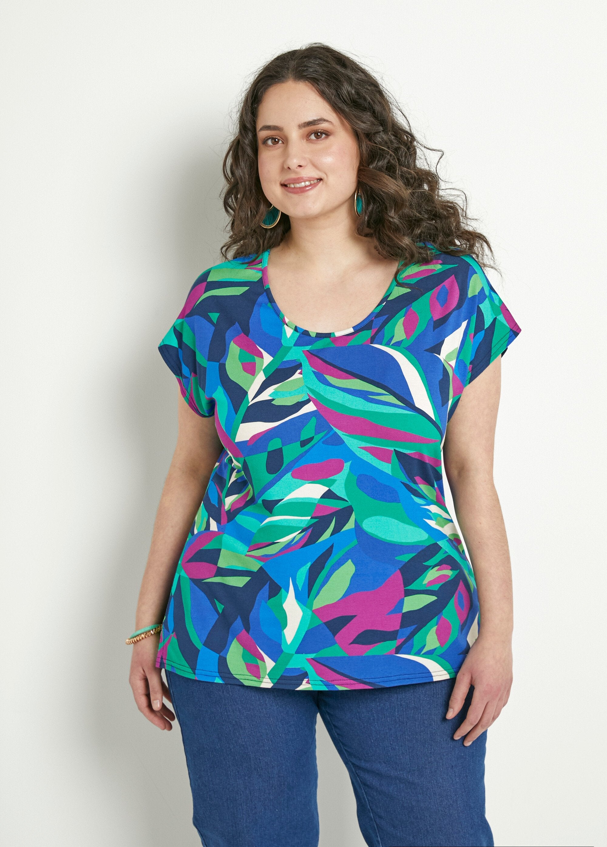 T-shirt_lunga_a_collo_tondo,_a_tinta_unita_o_stampata,_a_maniche_corte_Multicolore_FA1_curvy