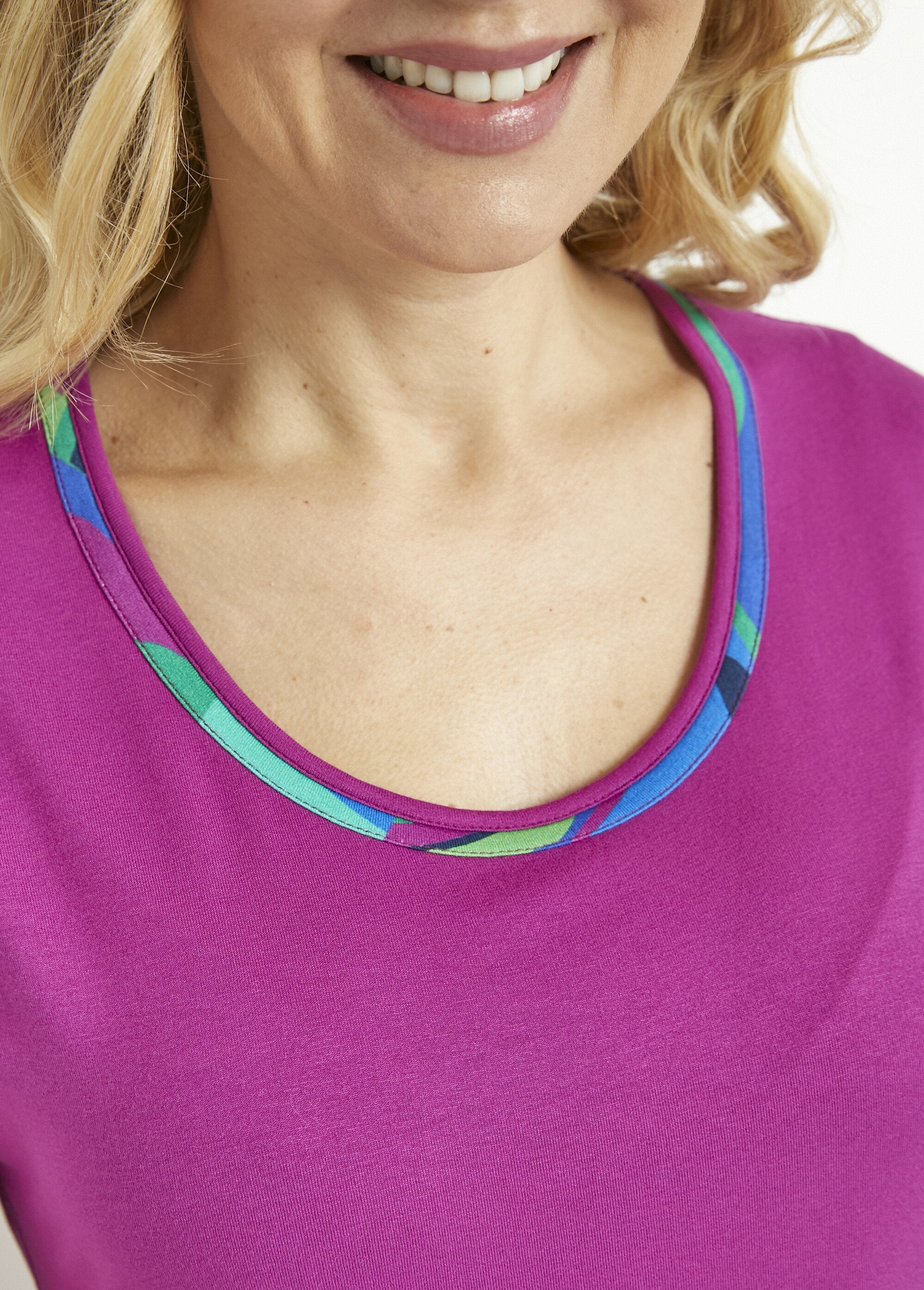 T-shirt_lunga_a_collo_tondo,_a_tinta_unita_o_stampata,_a_maniche_corte_Uni_cassis_DE2_slim