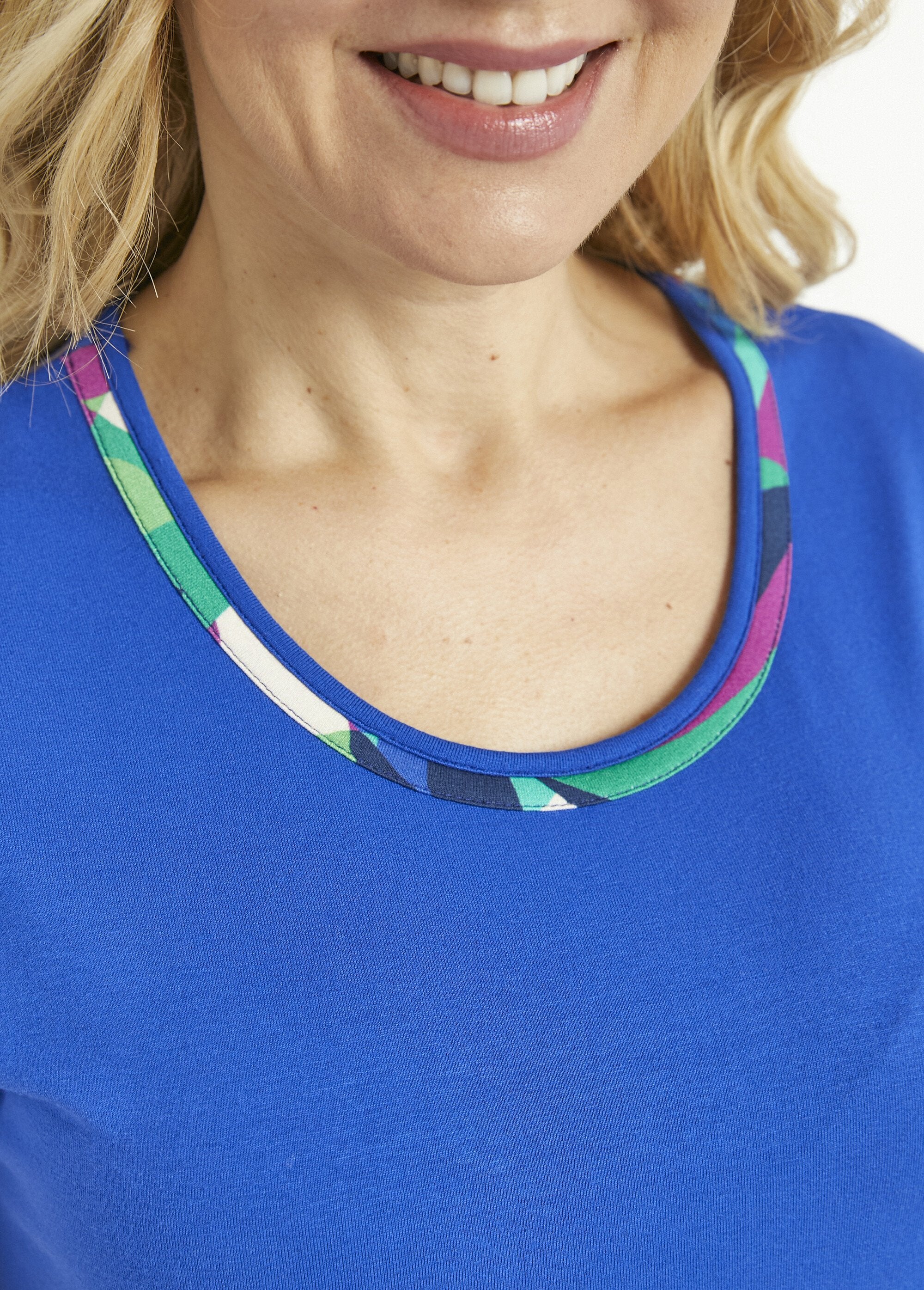 T-shirt_lunga_a_collo_tondo,_a_tinta_unita_o_stampata,_a_maniche_corte_Uni_bleu_DE1_slim