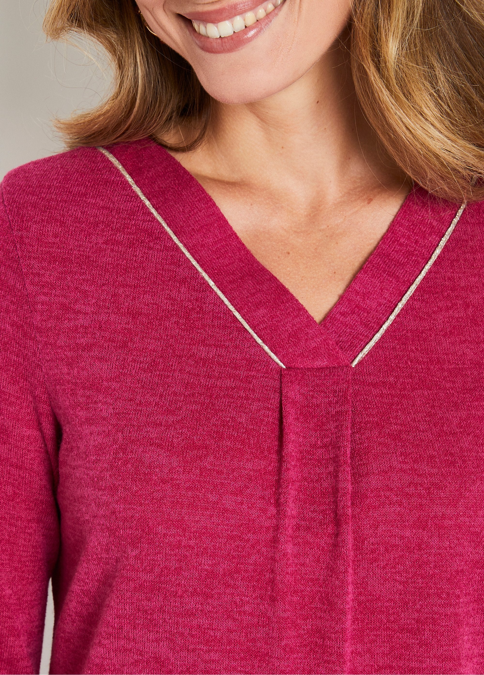 T-shirt_con_scollo_a_V_svasato_e_maniche_lunghe_Uni_cassis_DE1_slim