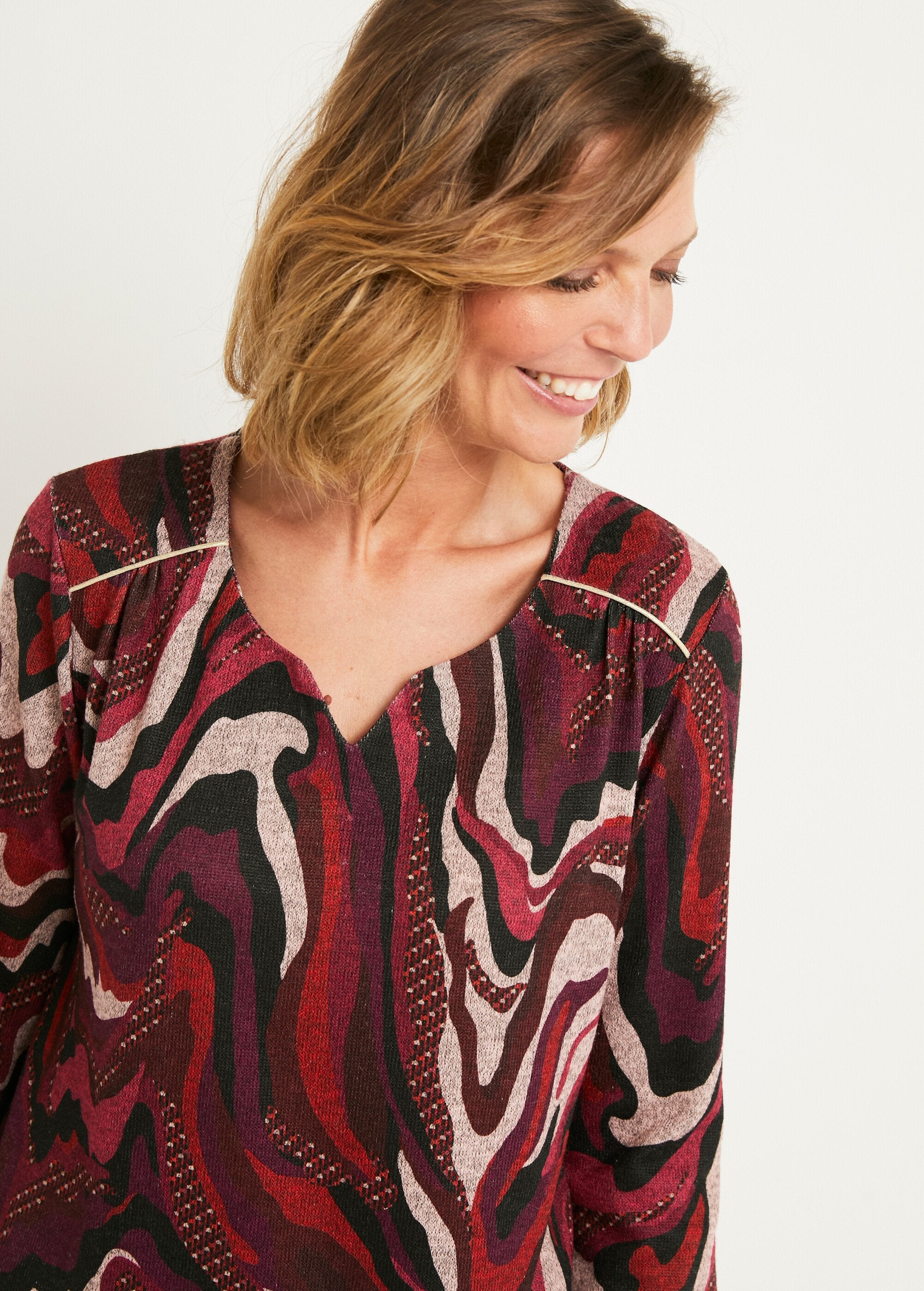 T-shirt_lunga_e_svasata_con_scollo_rotondo_e_stampa_grafica_Imprime_cassis_DE1_slim