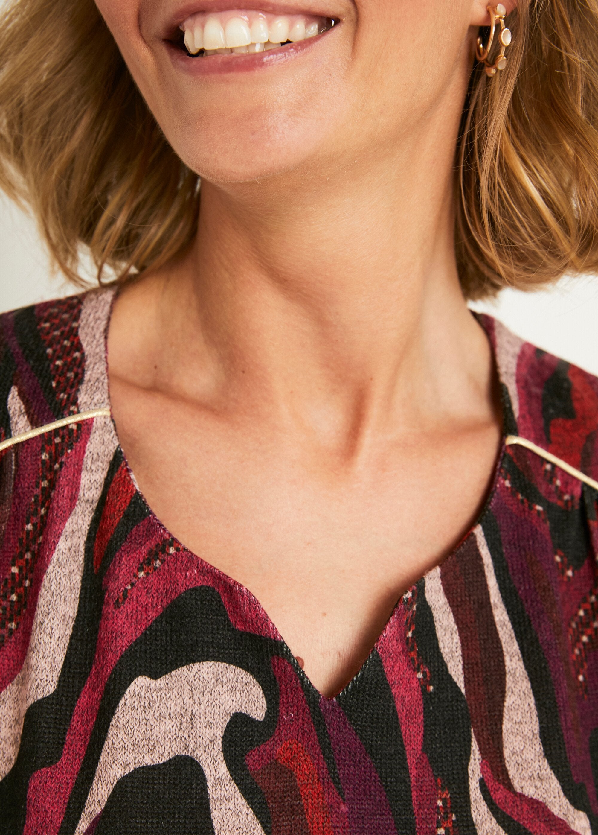 T-shirt_lunga_e_svasata_con_scollo_rotondo_e_stampa_grafica_Imprime_cassis_DE3_slim