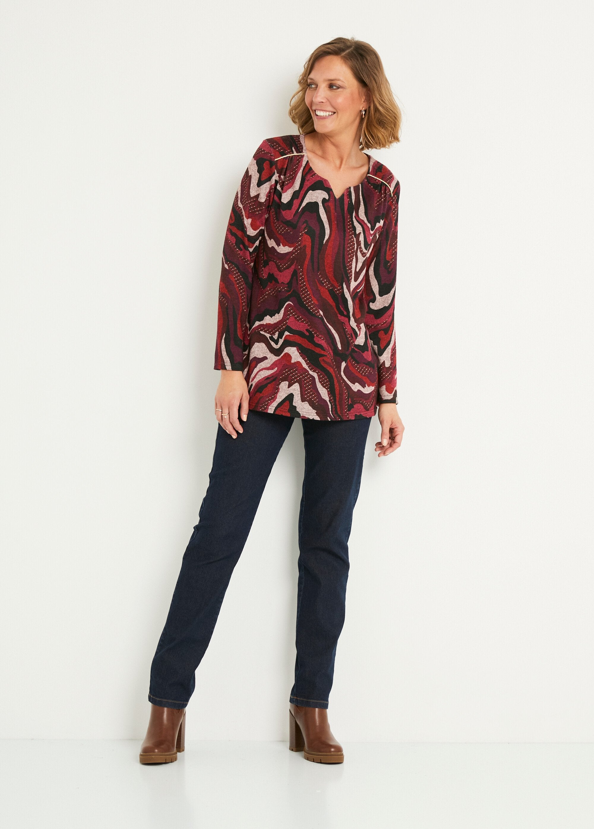 T-shirt_lunga_e_svasata_con_scollo_rotondo_e_stampa_grafica_Imprime_cassis_SF1_slim