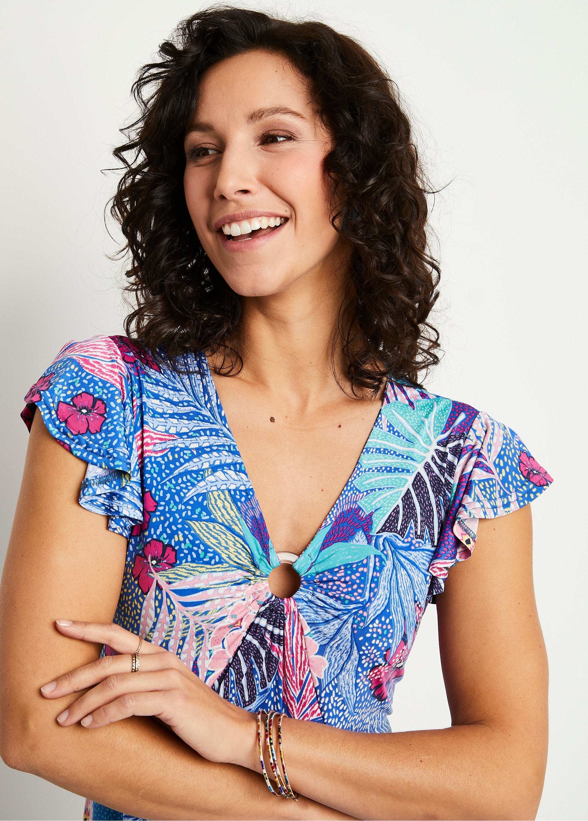 Maglietta_lunga_svasata_con_scollo_a_V_e_drappeggiata_Blu_e_fucsia_DE1_slim