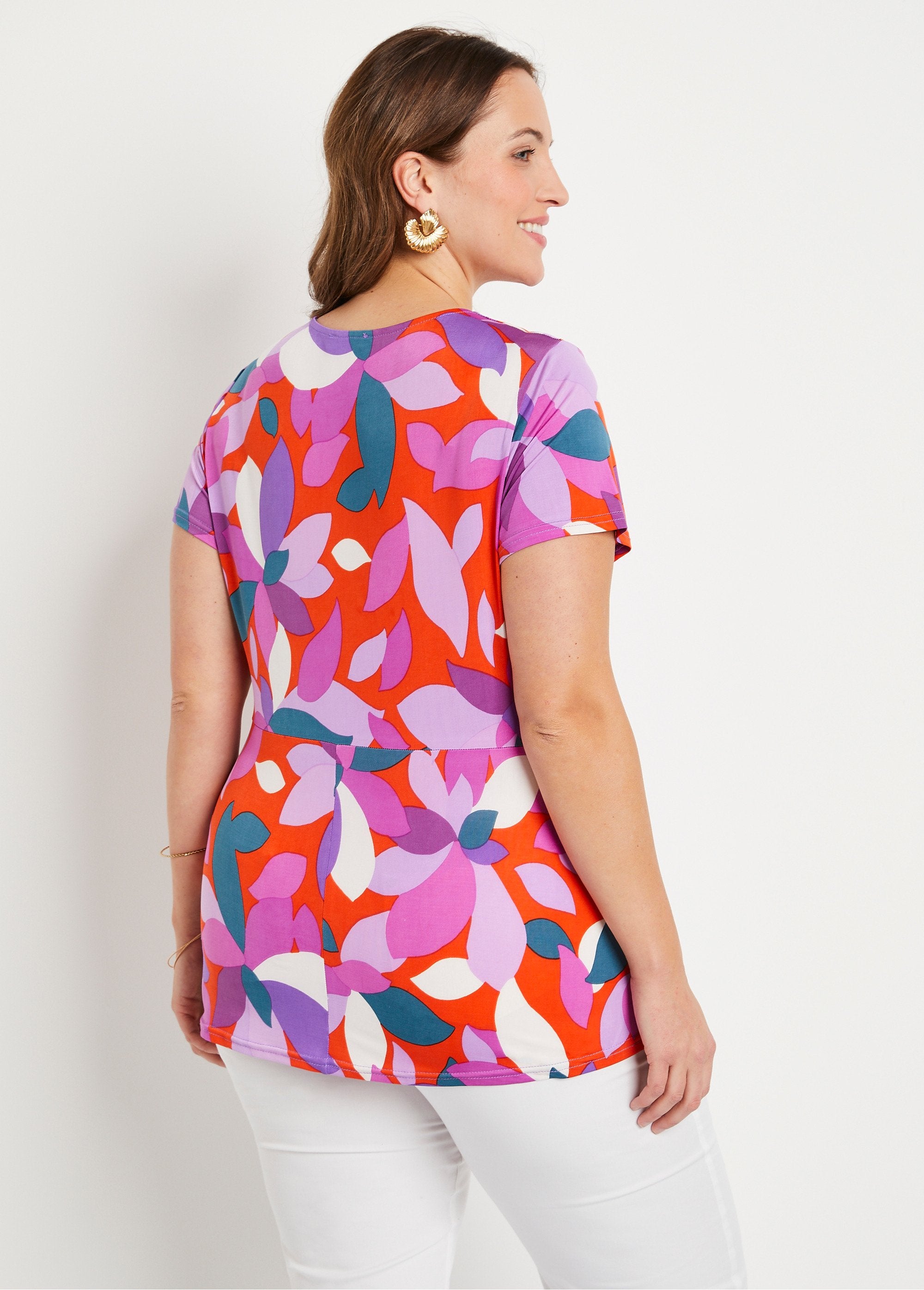 Maglietta_lunga_svasata_e_drappeggiata_stampata_Arancione_e_viola_DO1_curvy