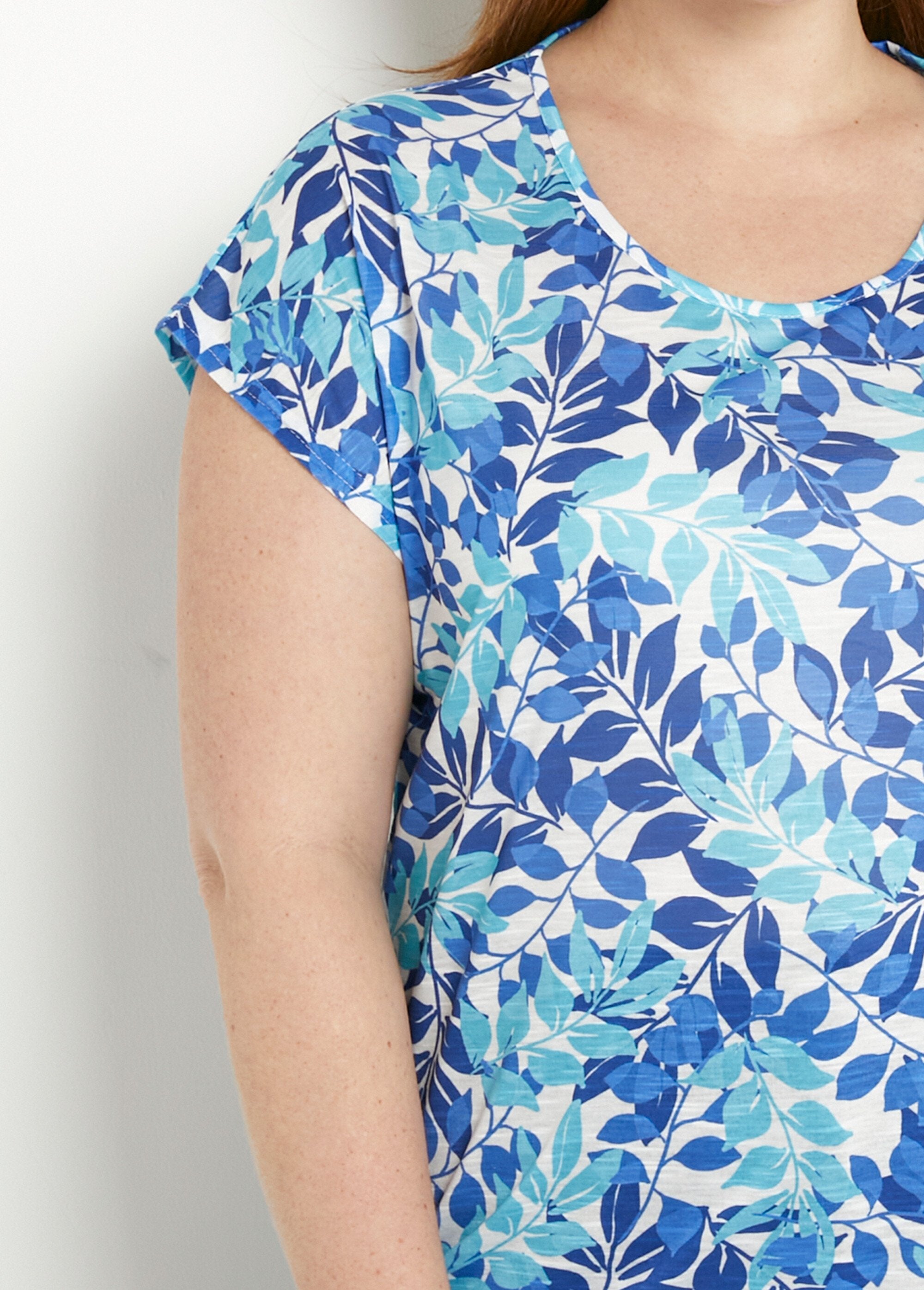 T-shirt_a_maniche_corte_con_scollo_rotondo_e_stampa_di_fogliame_Bleu_et_aqua_DE1_curvy