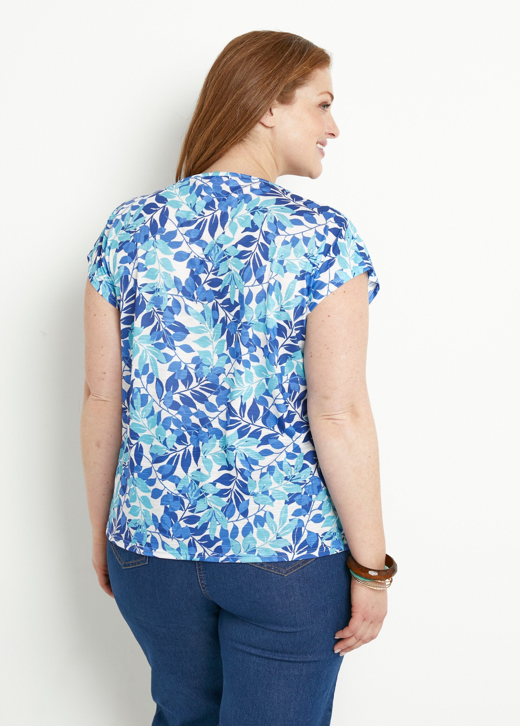 T-shirt_a_maniche_corte_con_scollo_rotondo_e_stampa_di_fogliame_Bleu_et_aqua_DO1_curvy