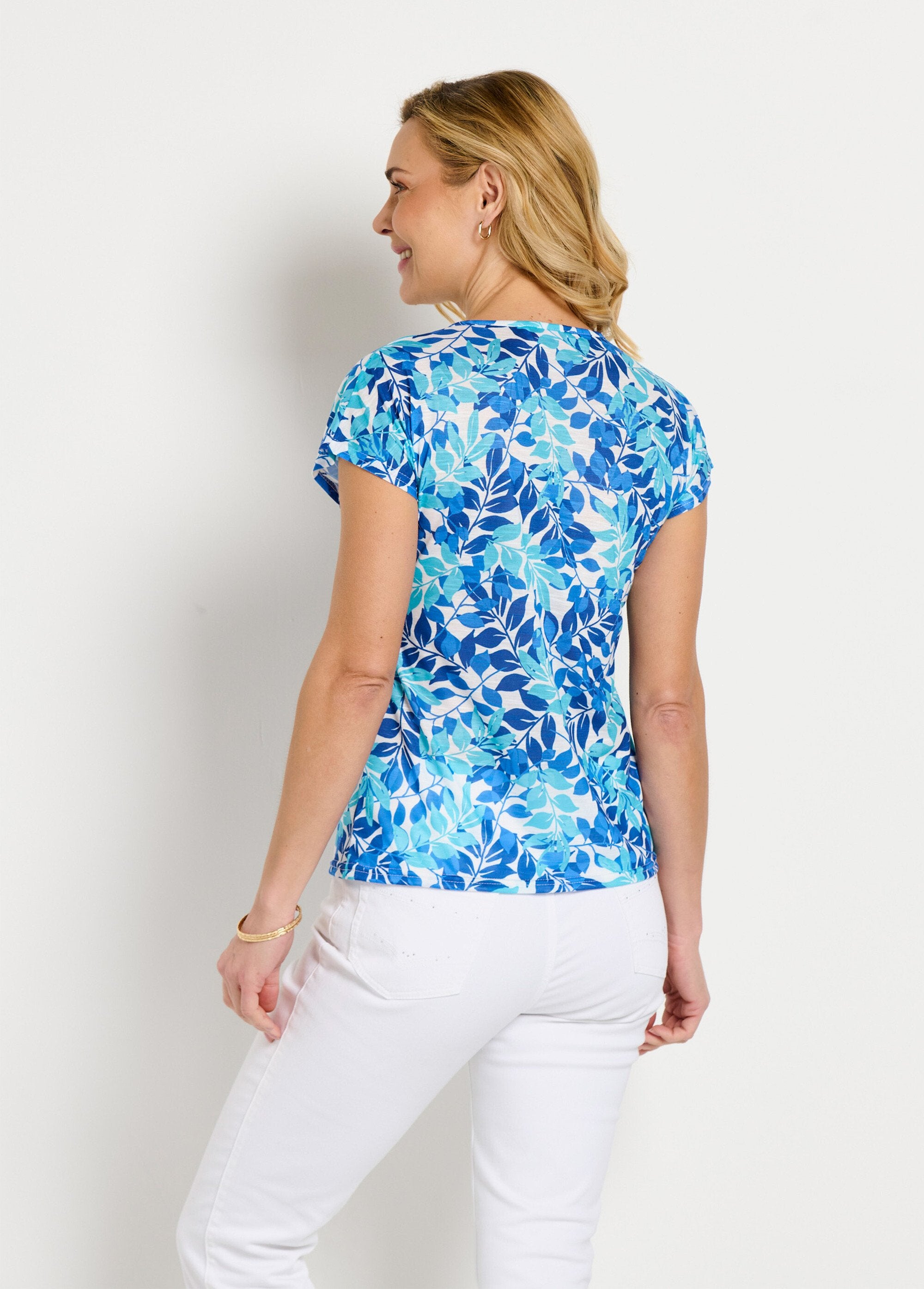 T-shirt_a_maniche_corte_con_scollo_rotondo_e_stampa_di_fogliame_Bleu_et_aqua_DO1_slim