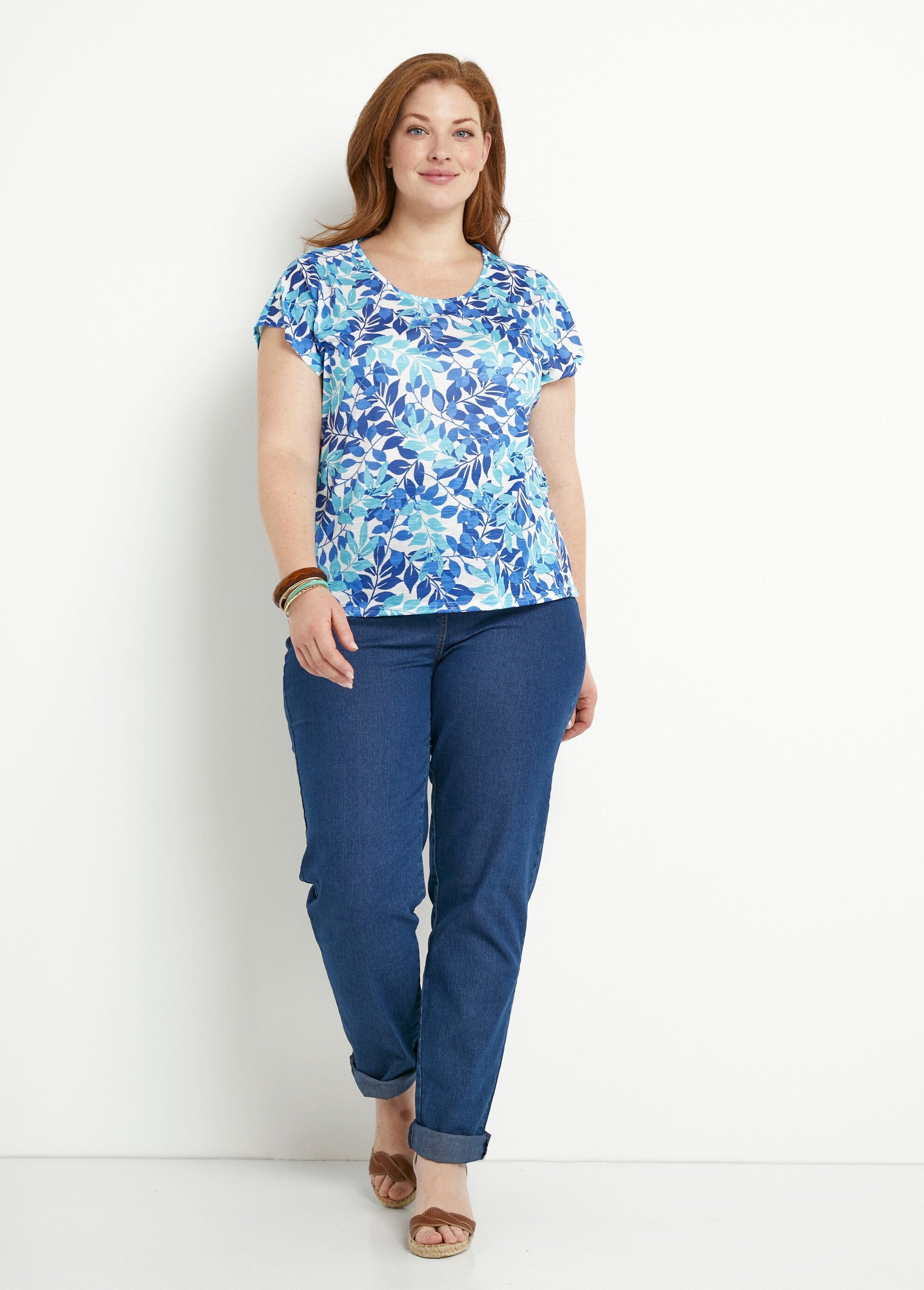 T-shirt_a_maniche_corte_con_scollo_rotondo_e_stampa_di_fogliame_Bleu_et_aqua_SF1_curvy