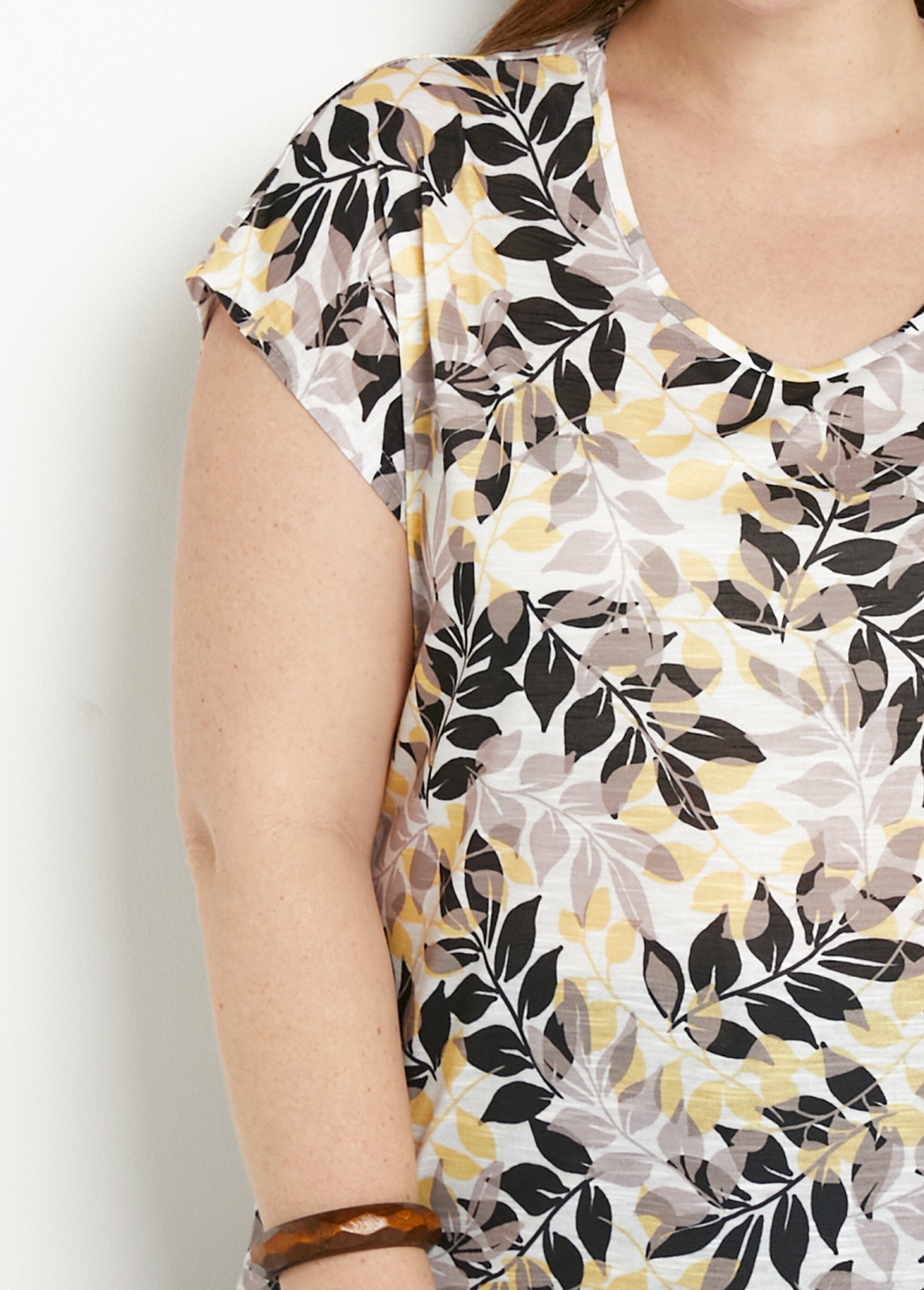 T-shirt_a_maniche_corte_con_scollo_rotondo_e_stampa_di_fogliame_Beige_et_noir_DE1_curvy