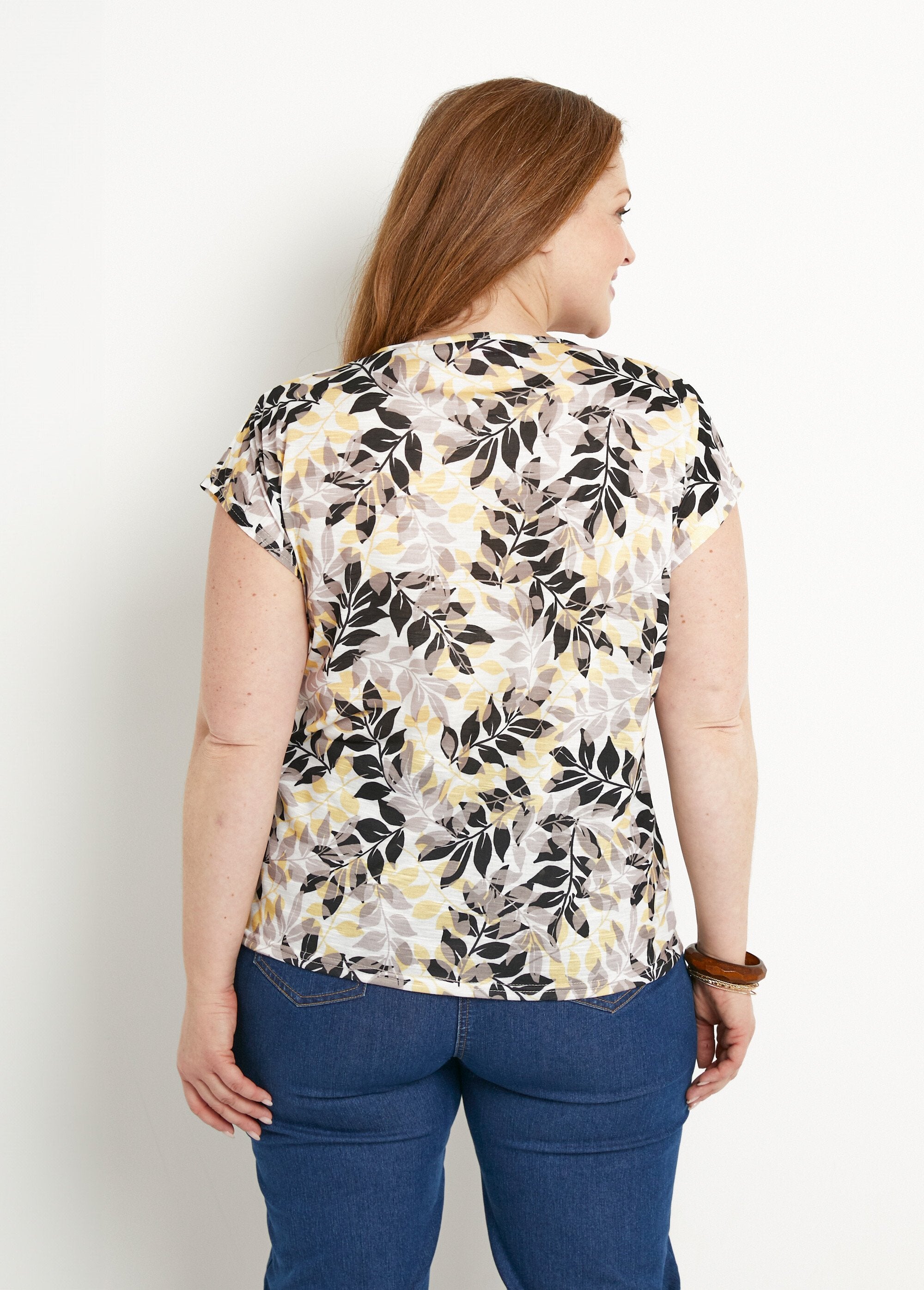 T-shirt_a_maniche_corte_con_scollo_rotondo_e_stampa_di_fogliame_Beige_et_noir_DO1_curvy