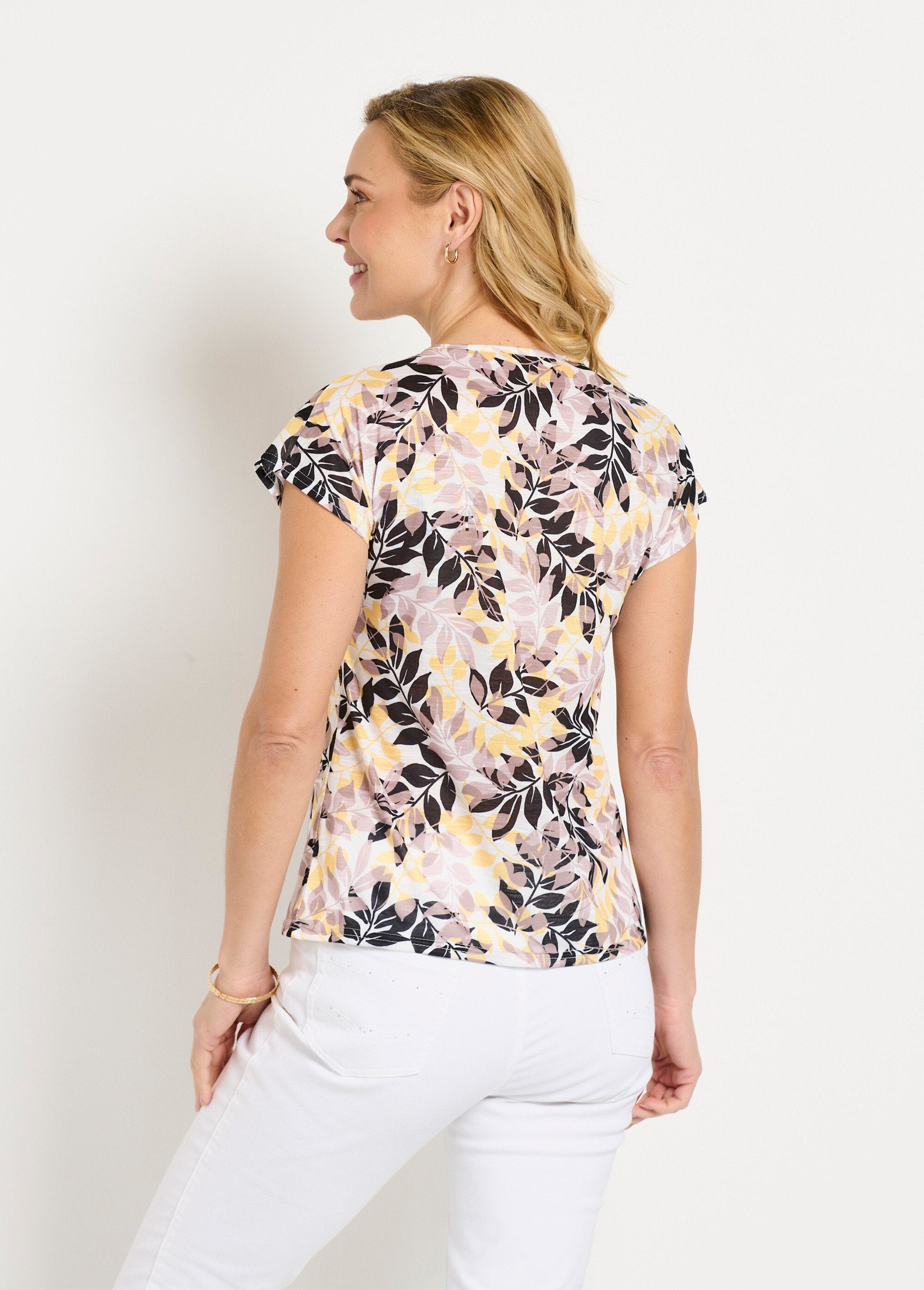 T-shirt_a_maniche_corte_con_scollo_rotondo_e_stampa_di_fogliame_Beige_et_noir_DO1_slim