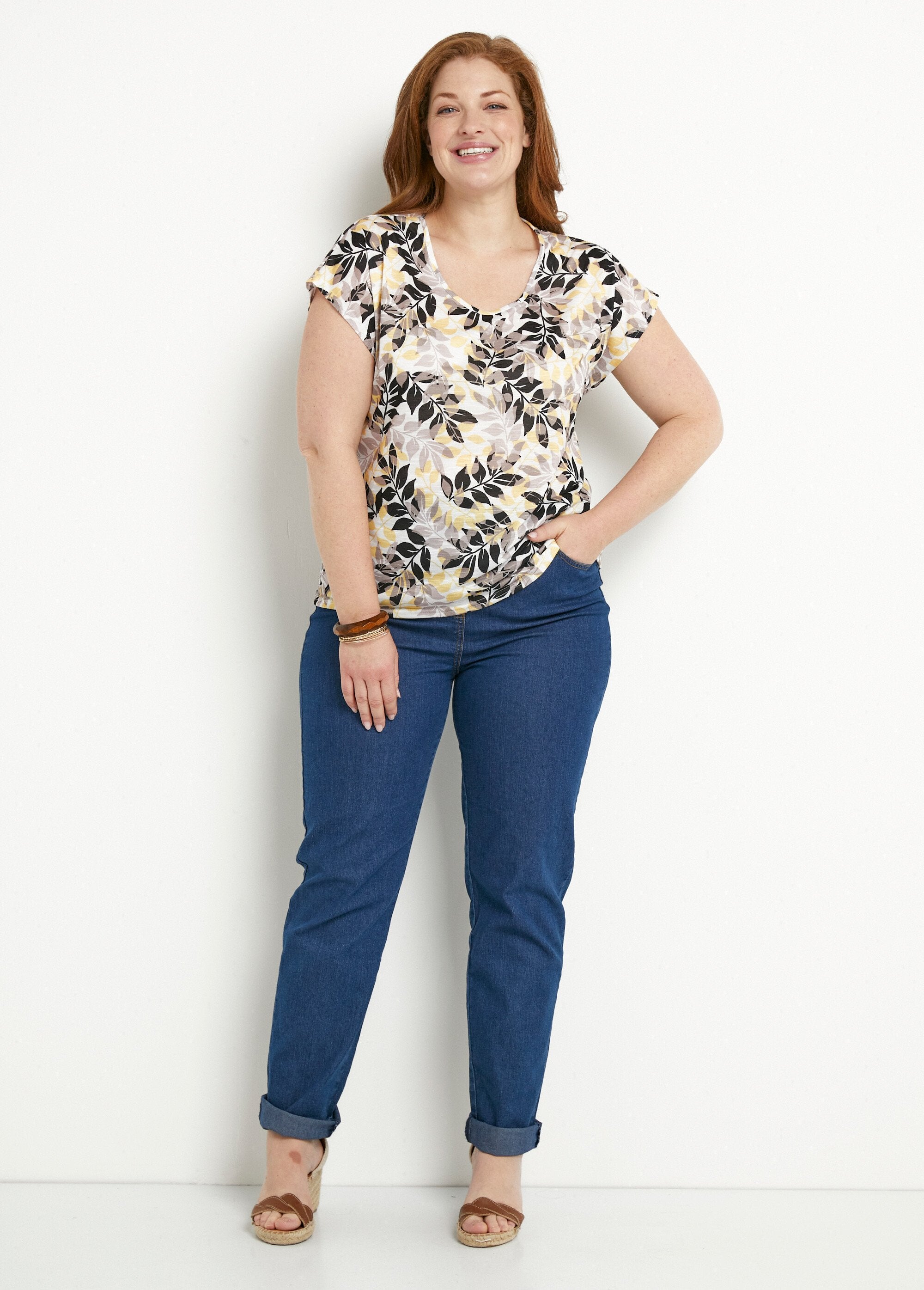 T-shirt_a_maniche_corte_con_scollo_rotondo_e_stampa_di_fogliame_Beige_et_noir_SF1_curvy