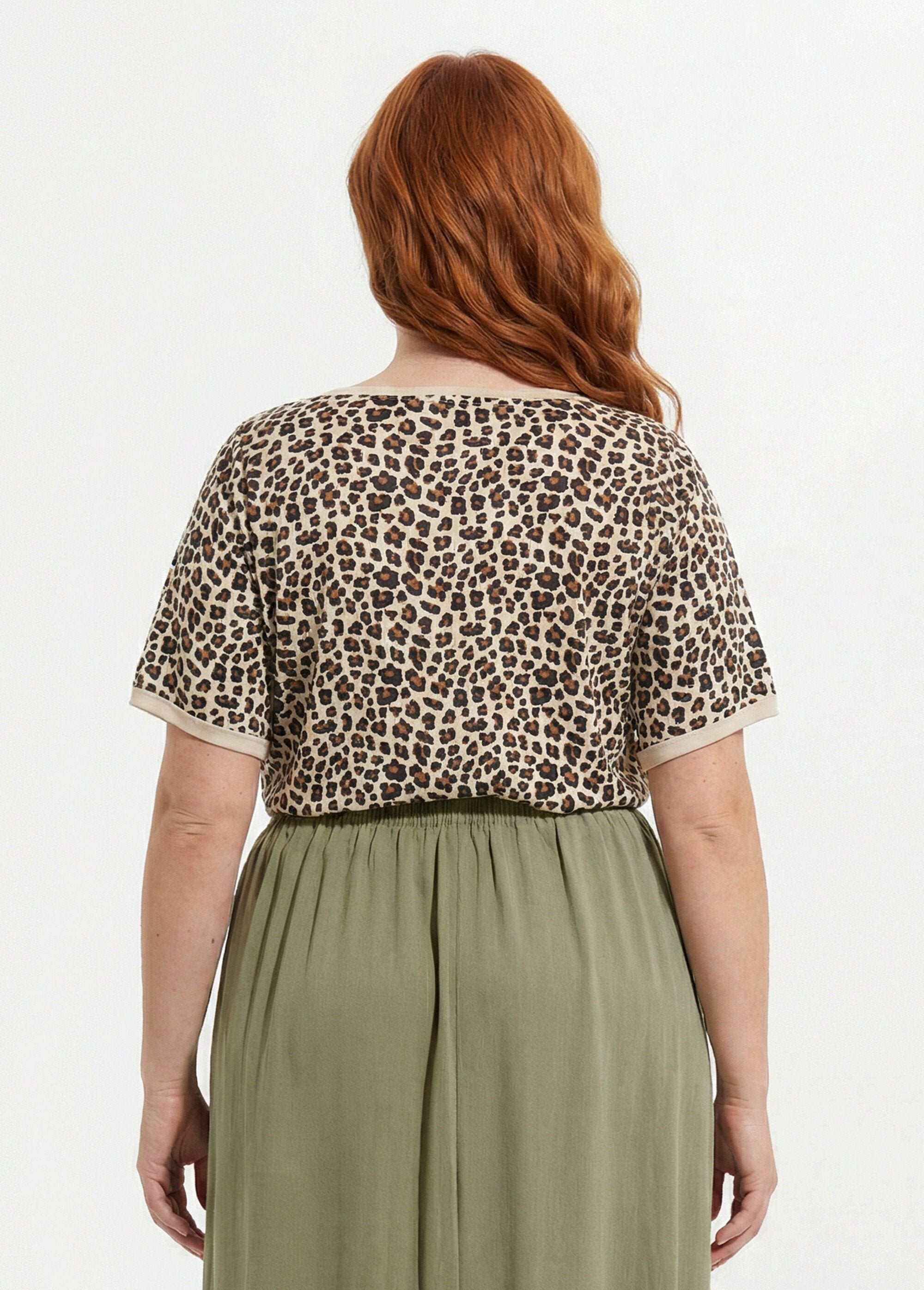 T-shirt_a_maniche_corte_con_stampa_leopardo_Leopard_DO1_curvy