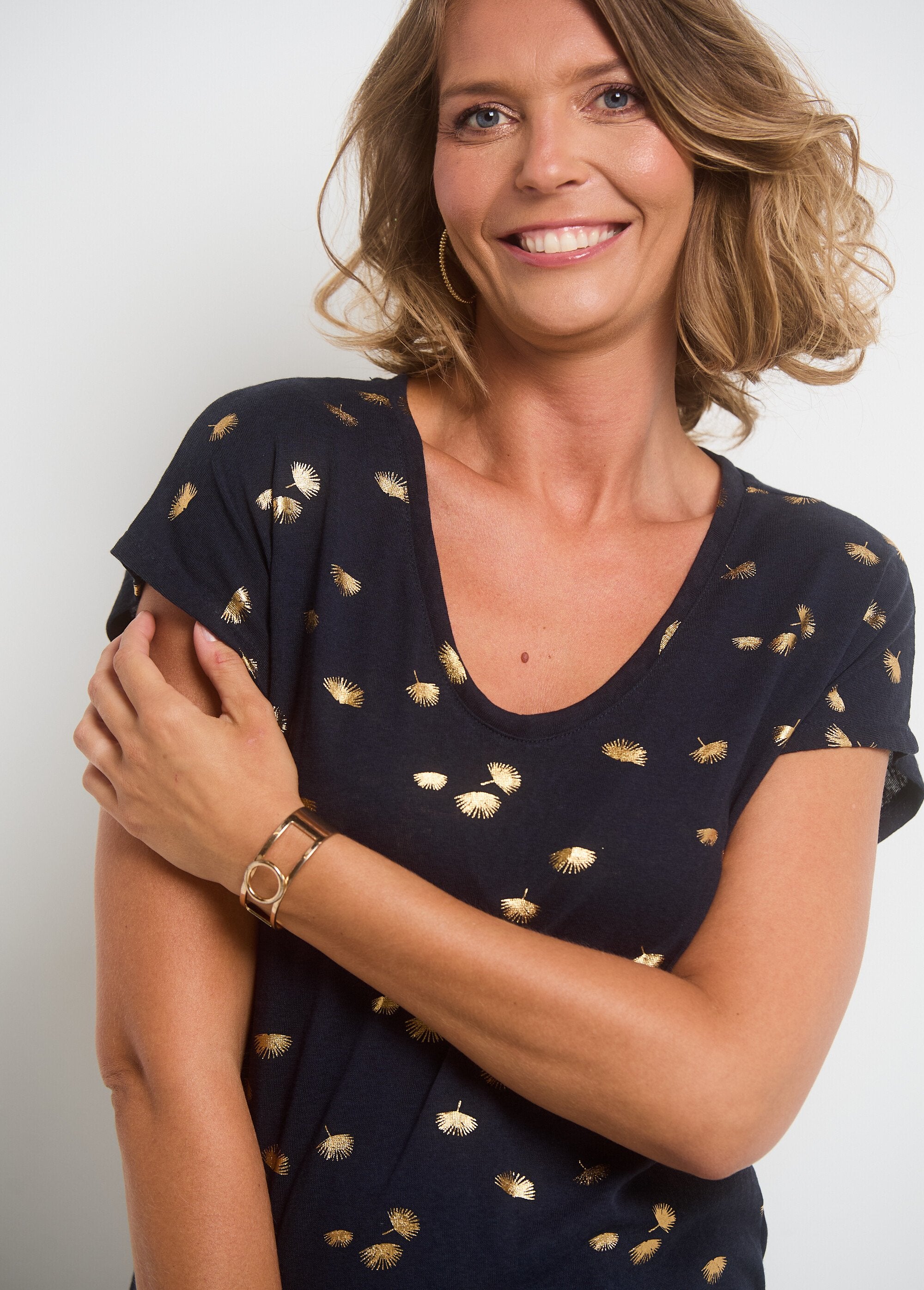 T-shirt_a_maniche_corte_color_oro_Marine_DE1_slim