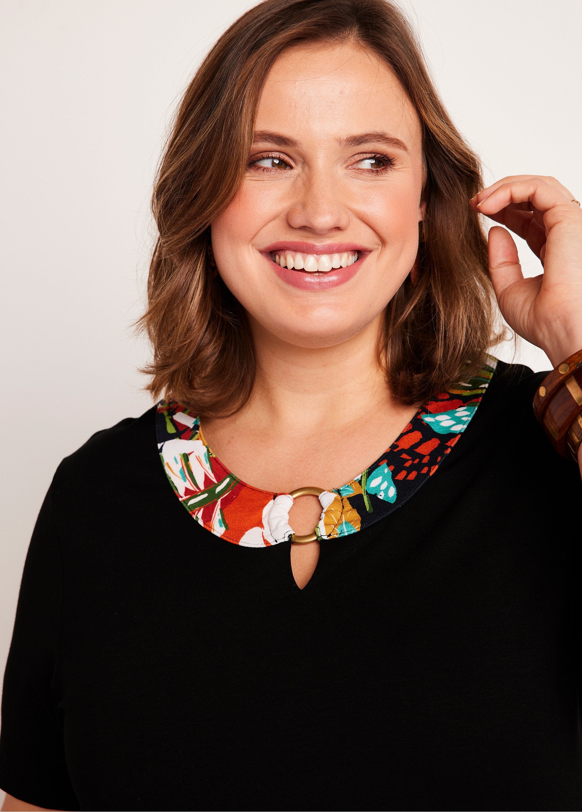 Maglietta_a_maniche_corte_a_tinta_unita_o_stampata_Nero_semplice_DE1_curvy