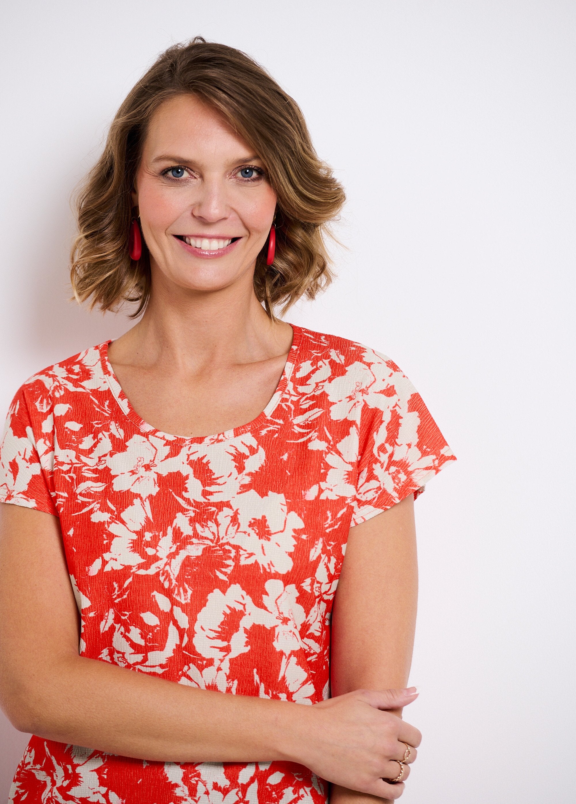 T-shirt_a_maniche_corte_a_tinta_unita_o_con_stampa_floreale_Rouge_et_beige_DE1_slim