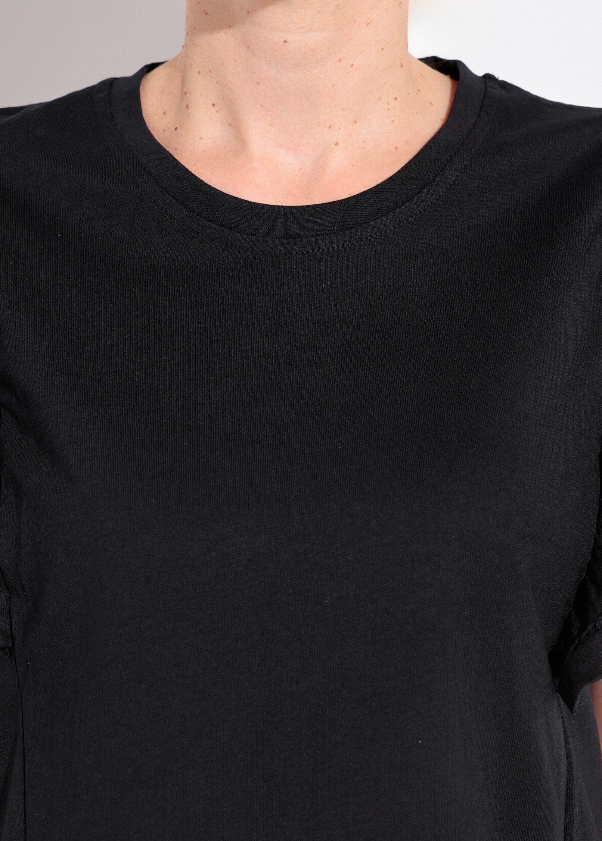 T-shirt_traforata_a_maniche_corte_con_ruches_Noir_DE1_slim