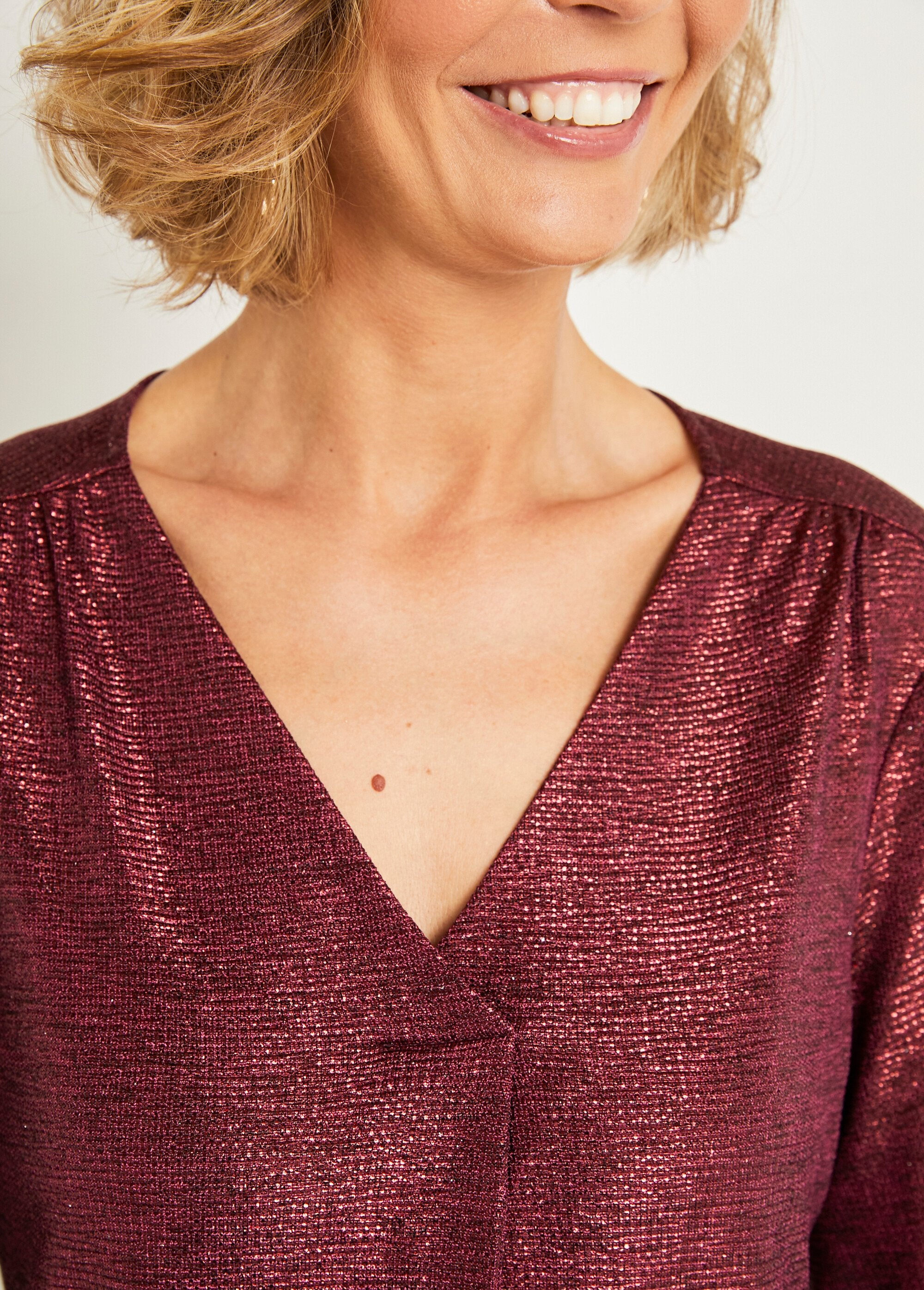 T-shirt_morbida_di_media_lunghezza_in_maglia_lucida_con_scollo_a_V_Framboise_DE2_slim