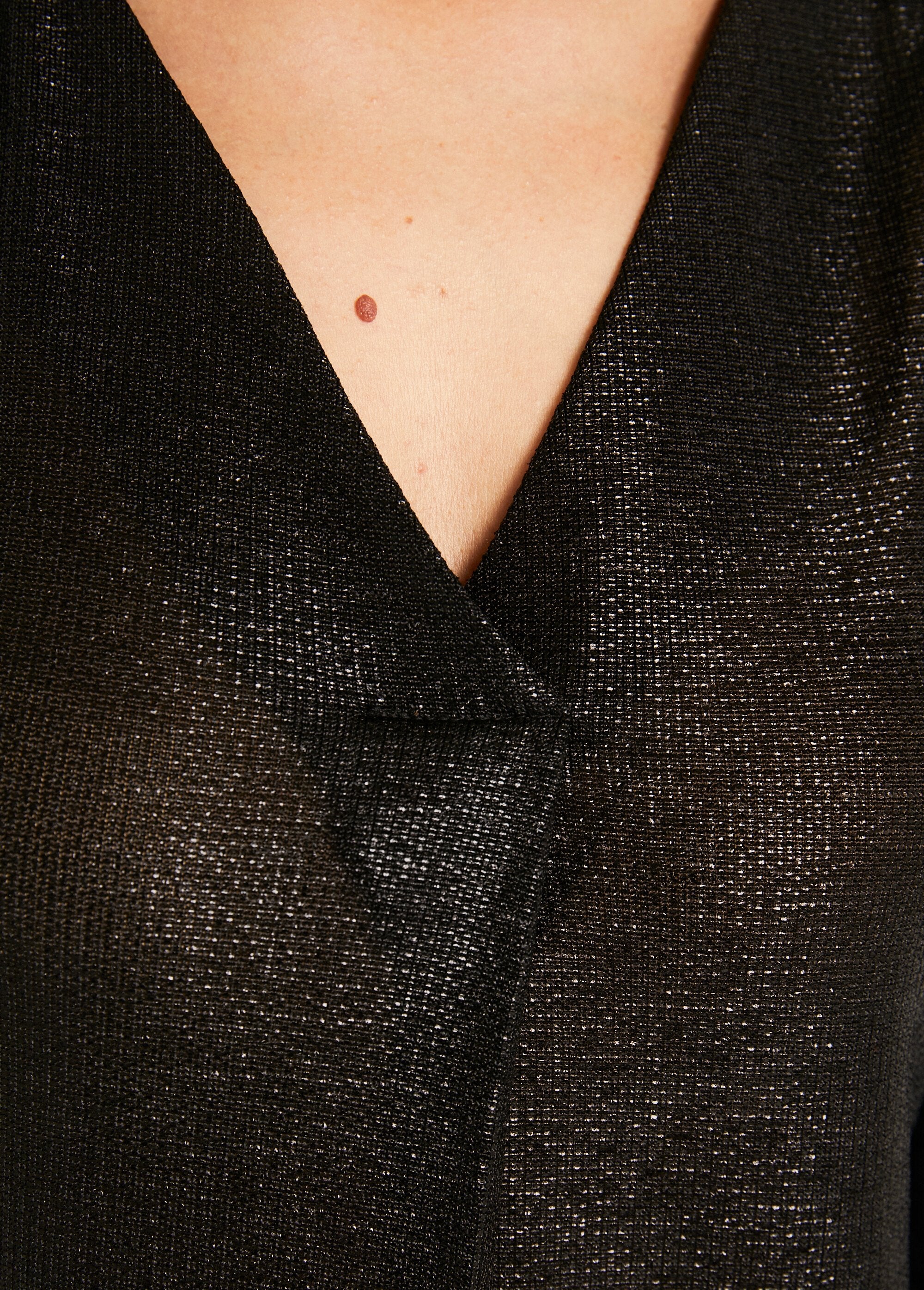 T-shirt_morbida_di_media_lunghezza_in_maglia_lucida_con_scollo_a_V_Noir_DE2_slim