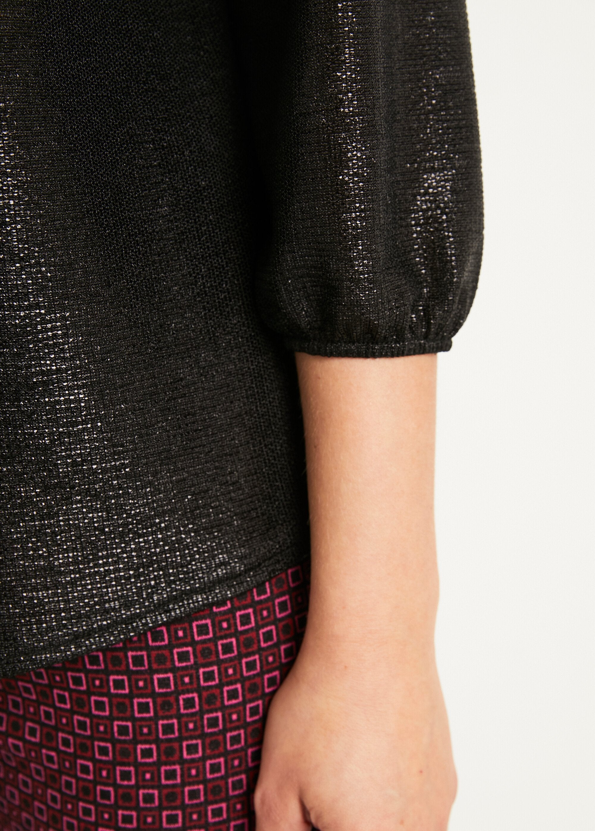 T-shirt_morbida_di_media_lunghezza_in_maglia_lucida_con_scollo_a_V_Noir_DE3_slim