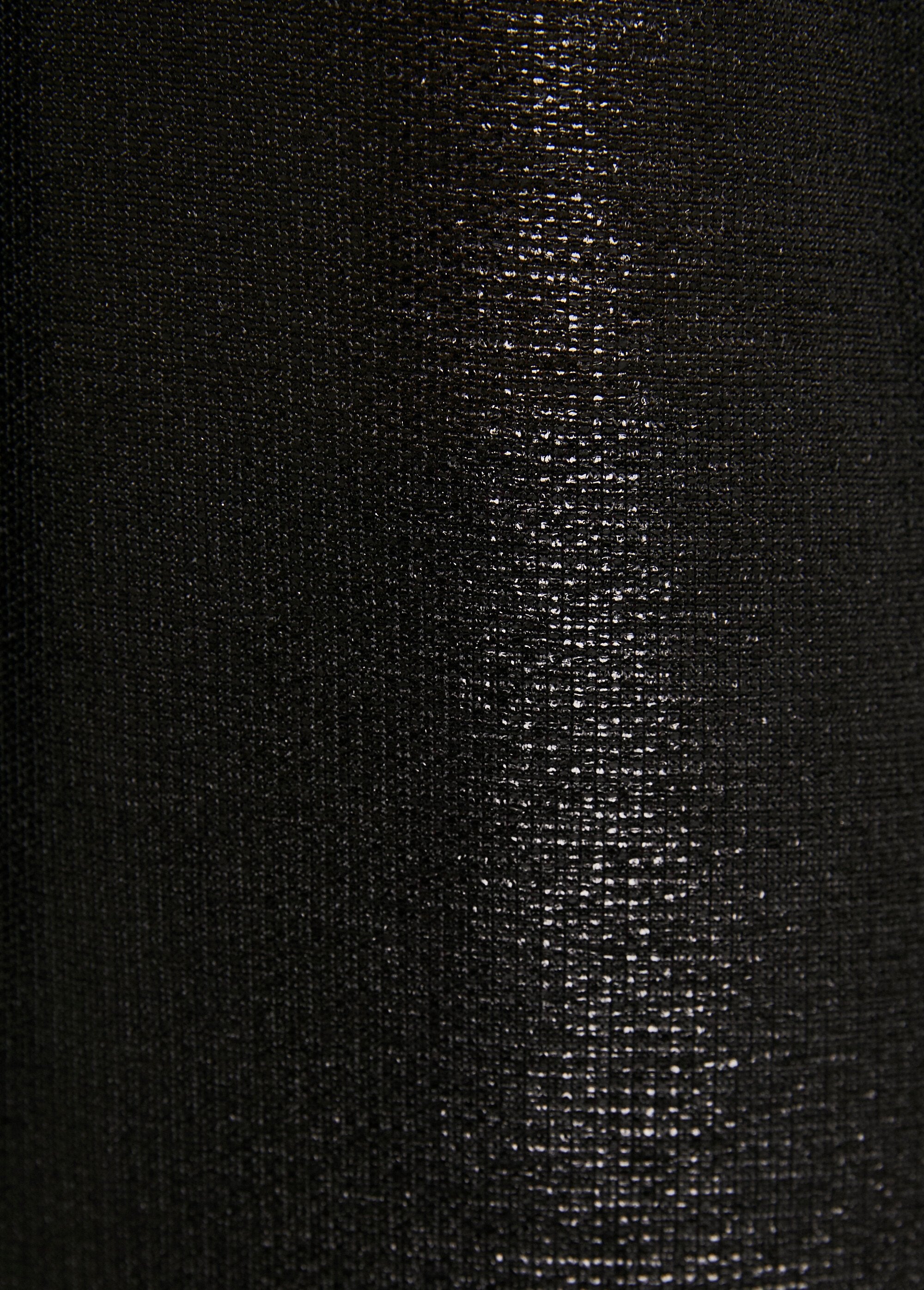 T-shirt_morbida_di_media_lunghezza_in_maglia_lucida_con_scollo_a_V_Noir_DE4_slim