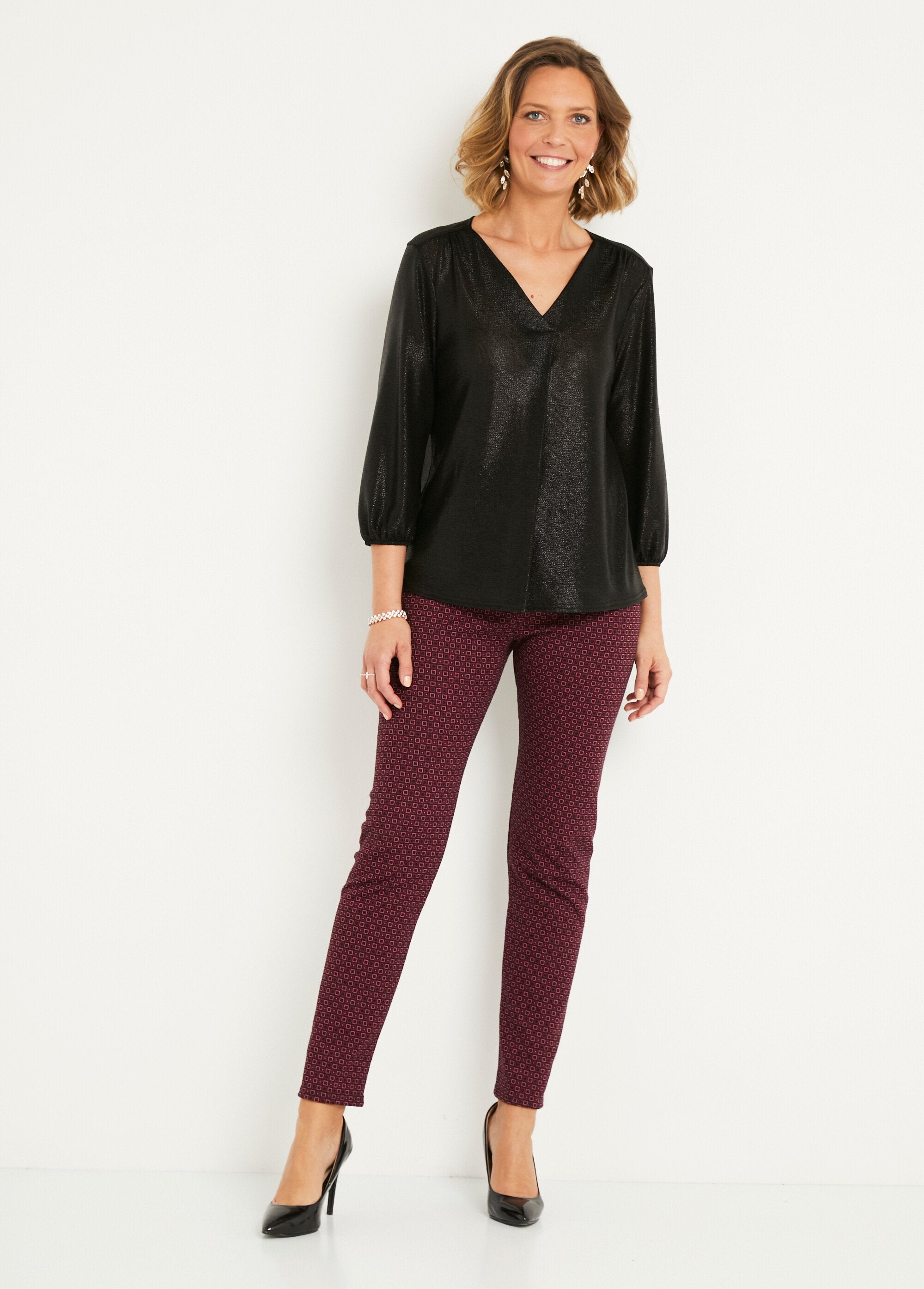 T-shirt_morbida_di_media_lunghezza_in_maglia_lucida_con_scollo_a_V_Noir_SF1_slim