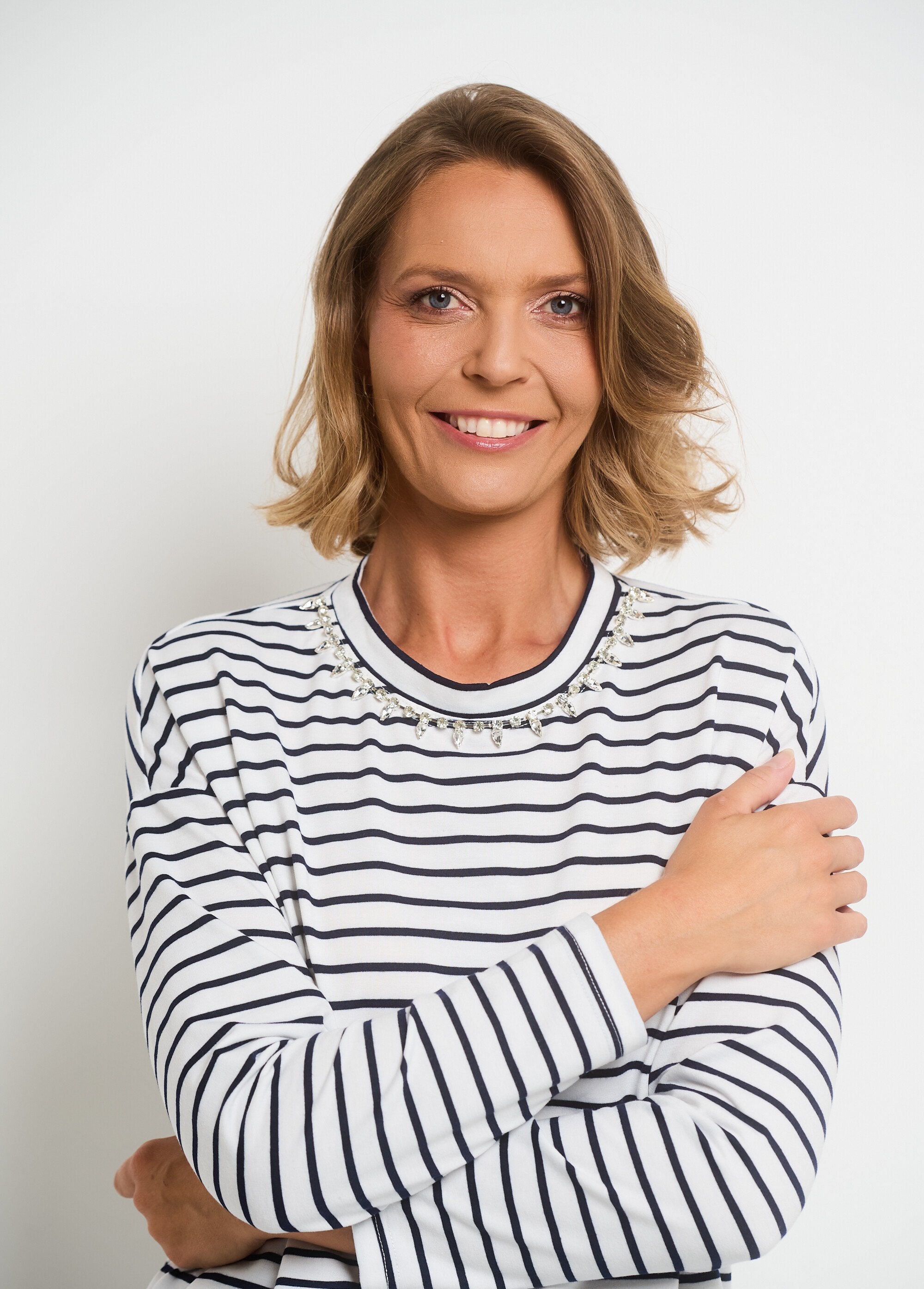 T-shirt_a_righe_con_scollo_in_strass_Blanc_raye_DE1_slim