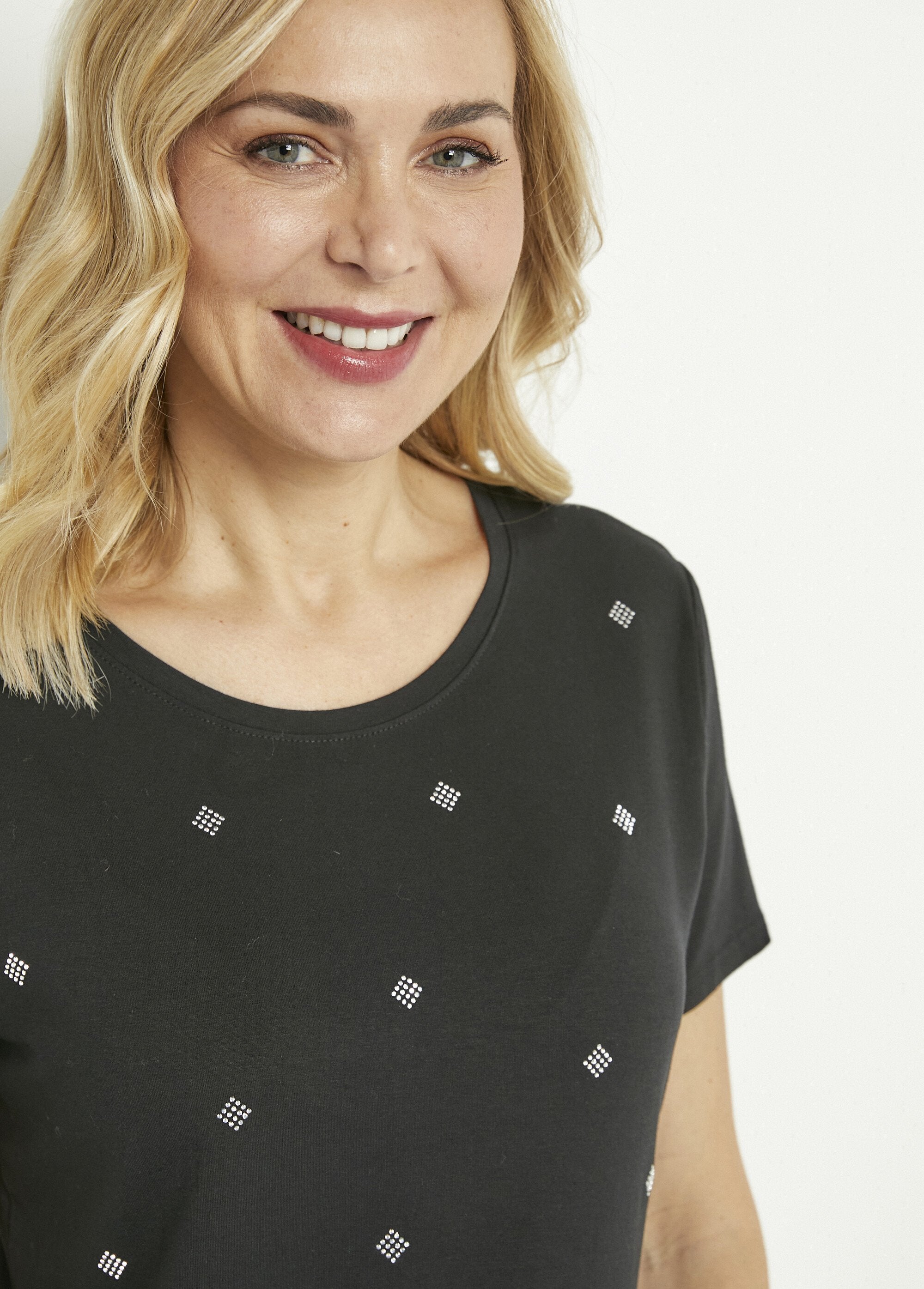 T-shirt_a_tinta_unita_con_strass,_maniche_corte_a_girocollo_Noir_DE1_slim