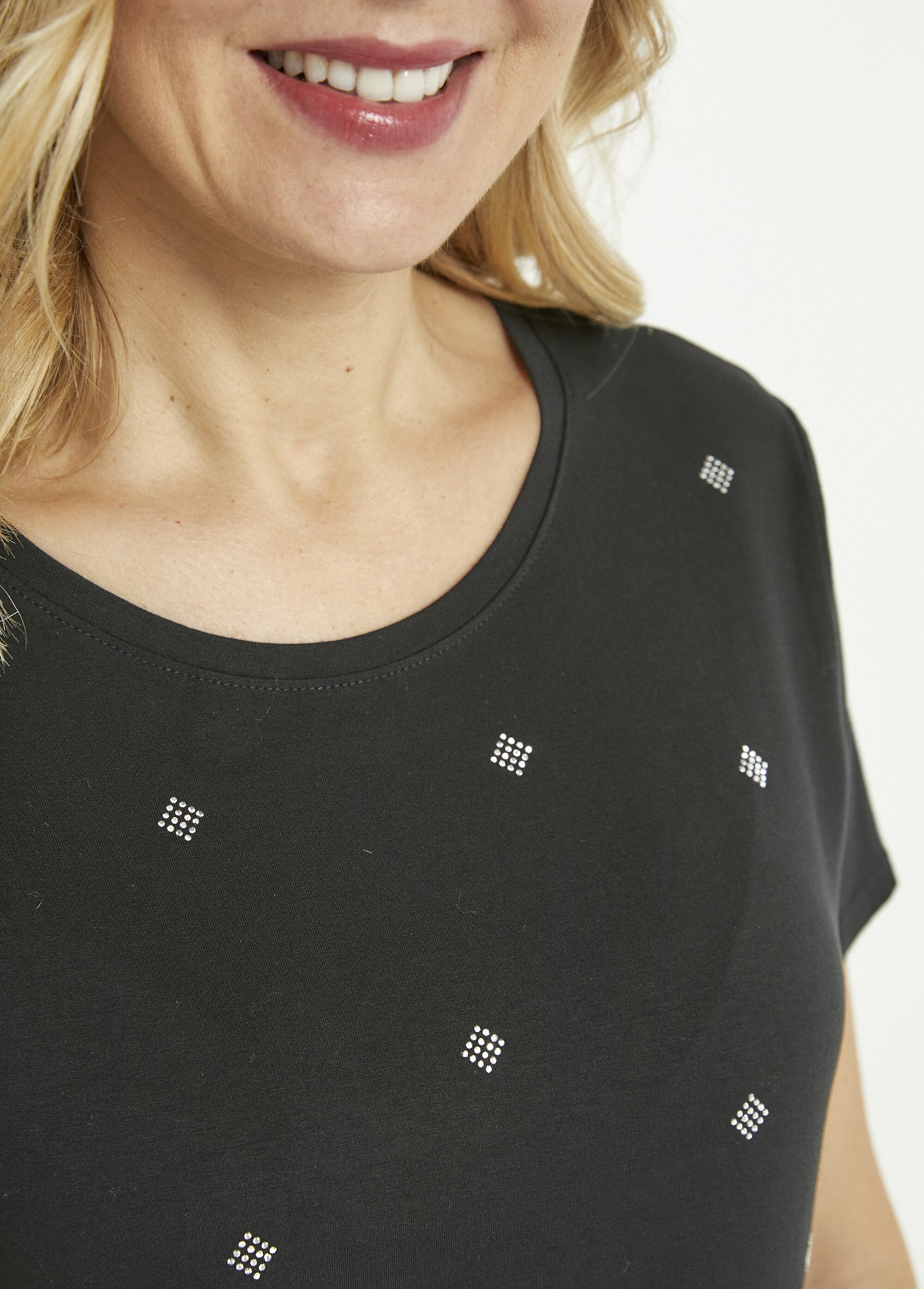T-shirt_a_tinta_unita_con_strass,_maniche_corte_a_girocollo_Noir_DE2_slim