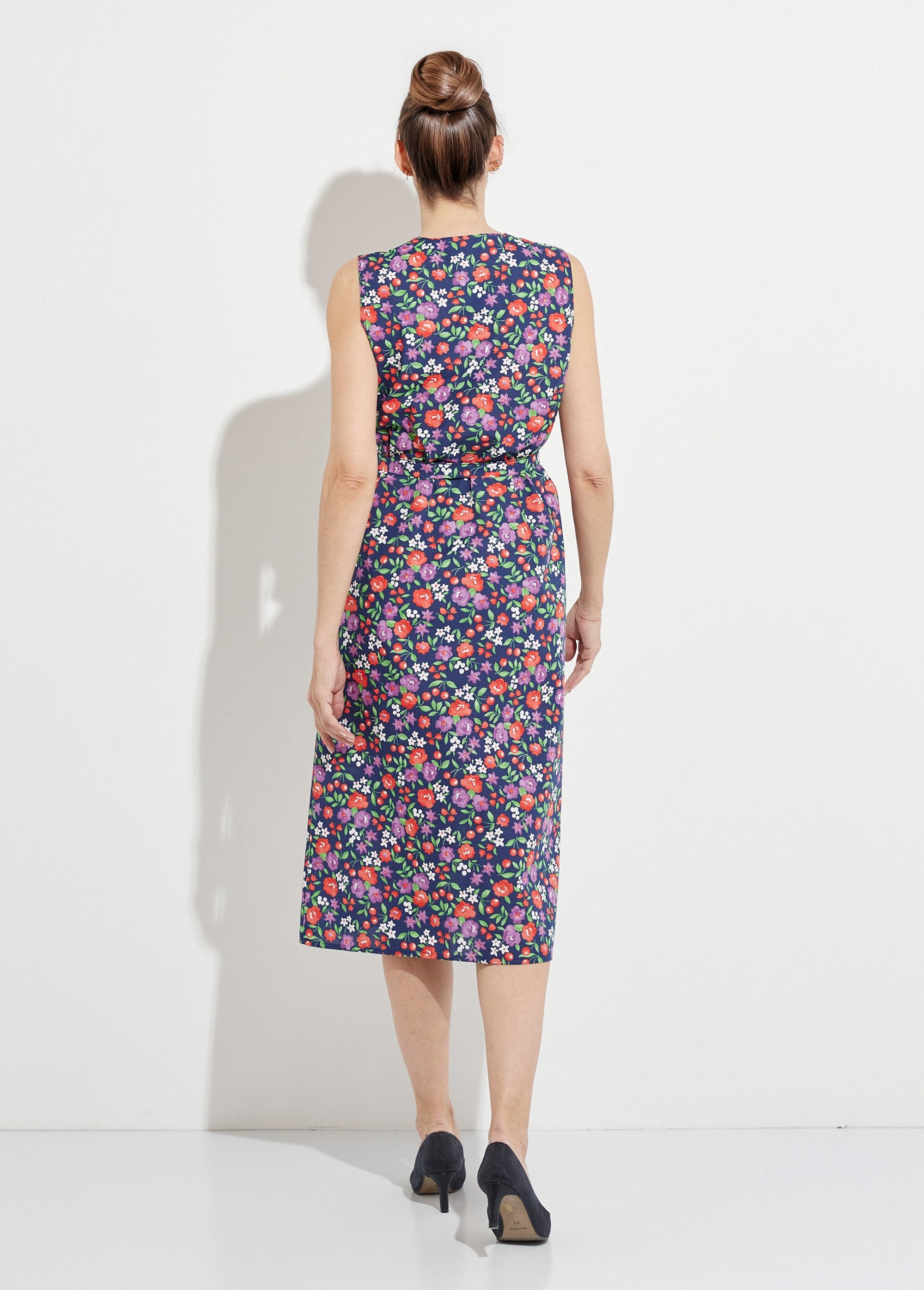 Grembiule_senza_maniche_con_stampa_a_fiori_e_chiusura_a_bottoni_Marine_DO1_slim