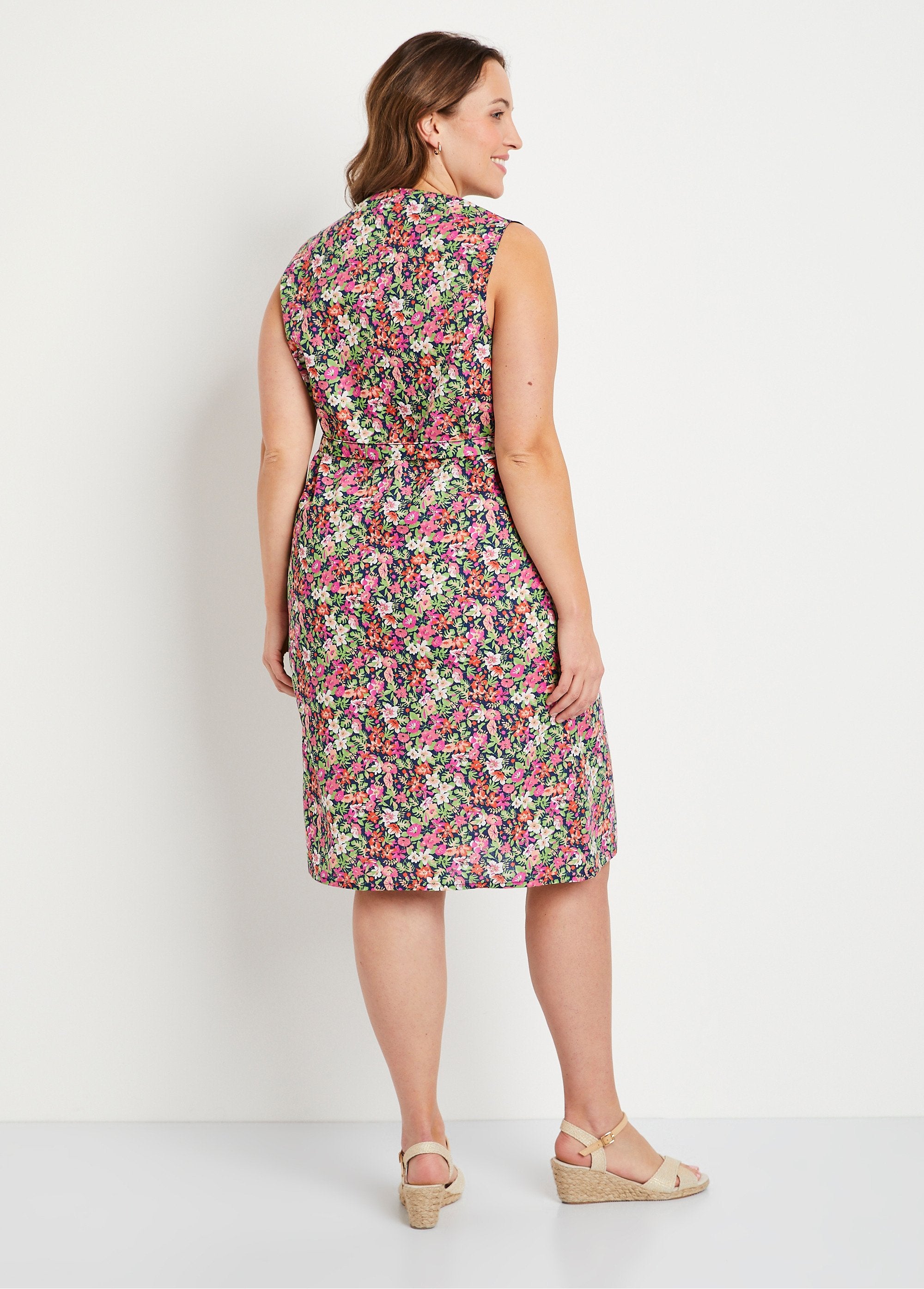 Grembiule_floreale_senza_maniche_con_zip_Blu_marino_e_rosa_DO1_curvy