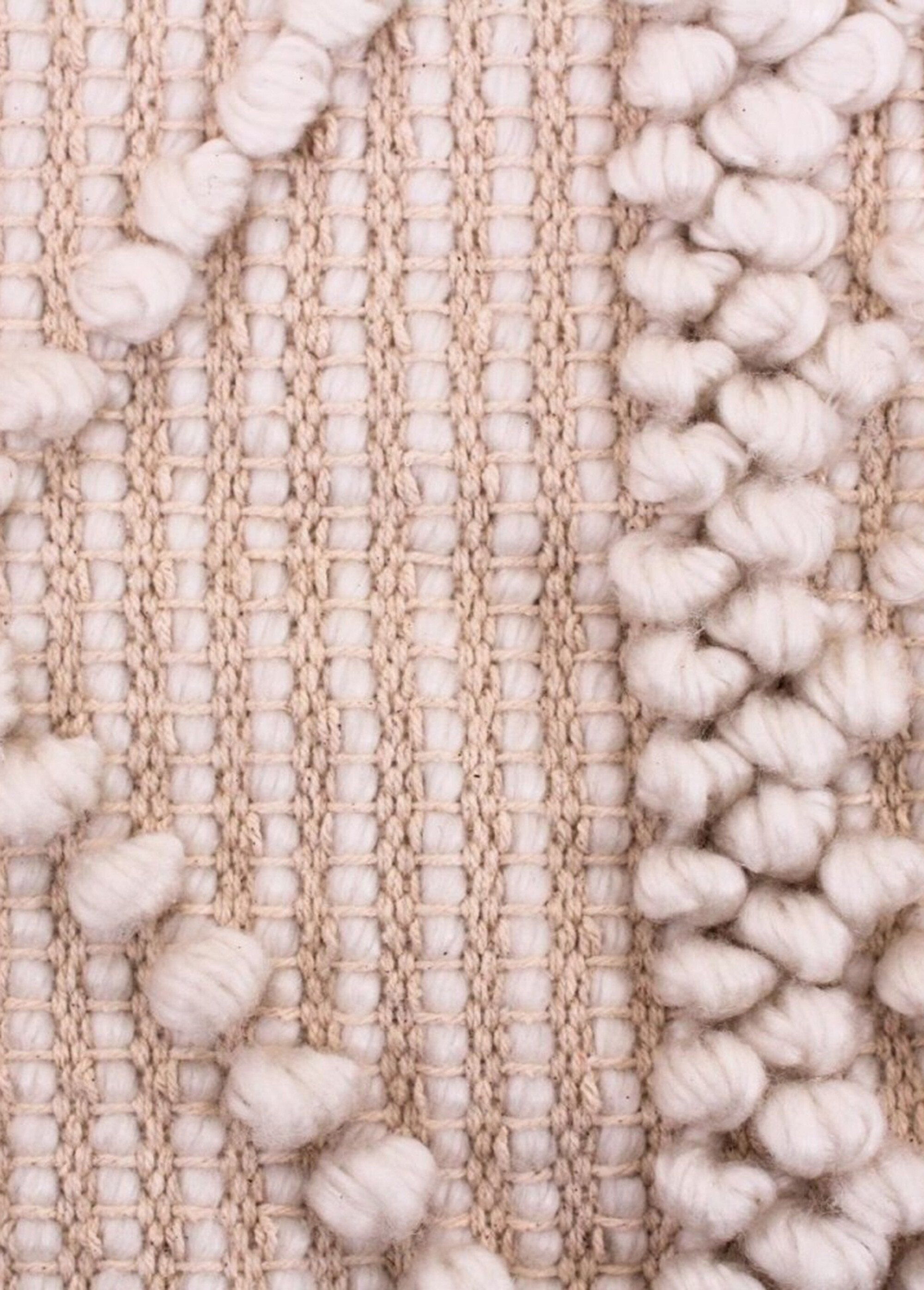 Tappeto_con_motivo_a_rilievo_e_palline,_110x60cm_Naturel_DE2_slim