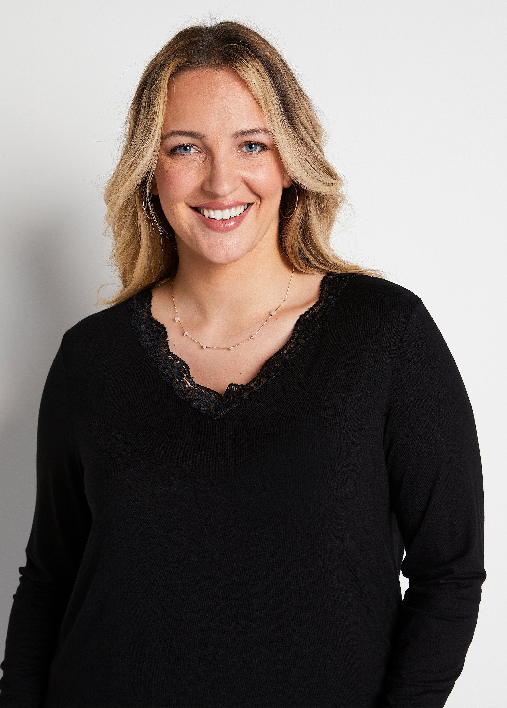 T-shirt_corta_con_scollo_a_V_in_pizzo,_maniche_lunghe_Nero_DE1_curvy