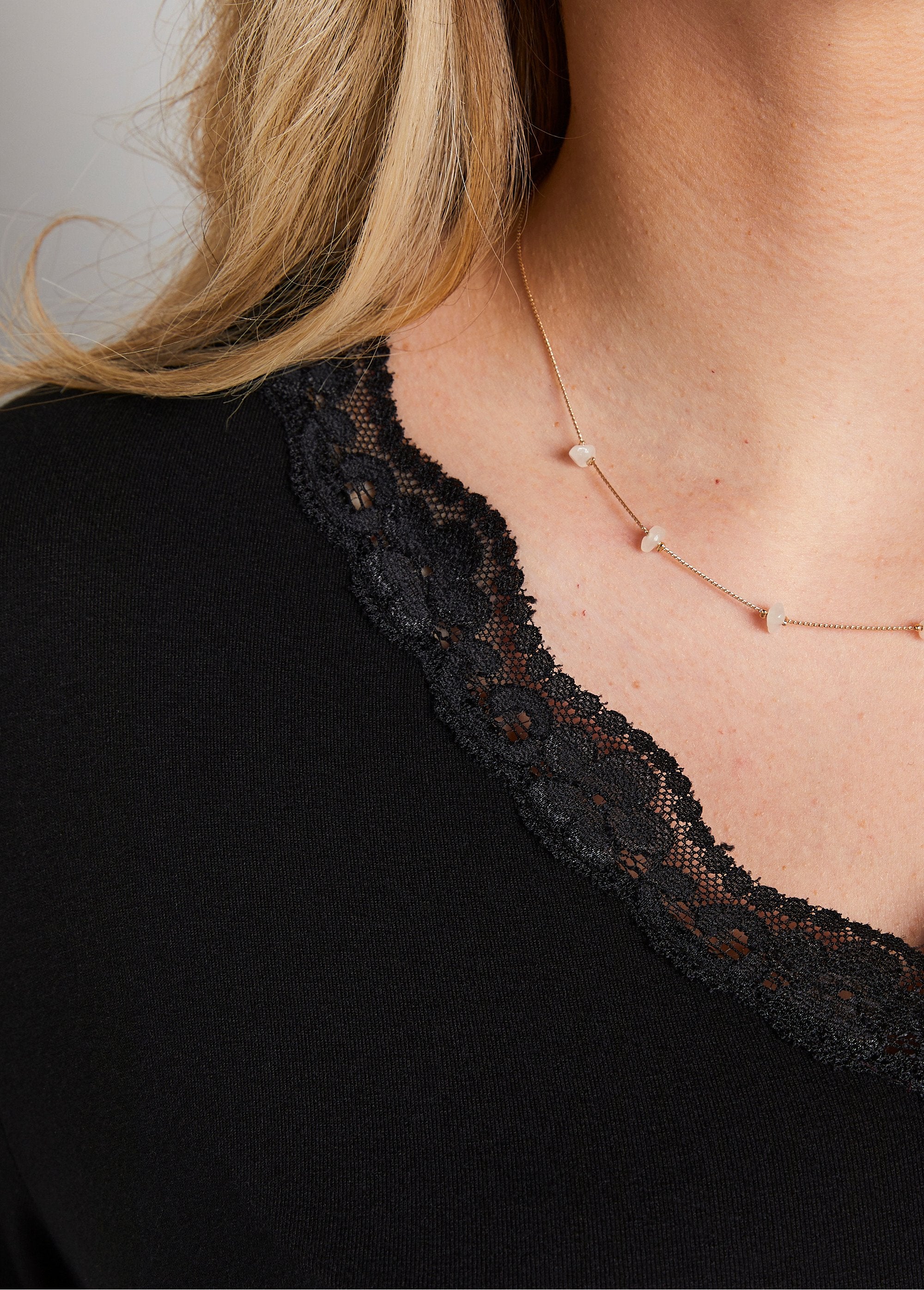 T-shirt_corta_con_scollo_a_V_in_pizzo,_maniche_lunghe_Nero_DE2_curvy