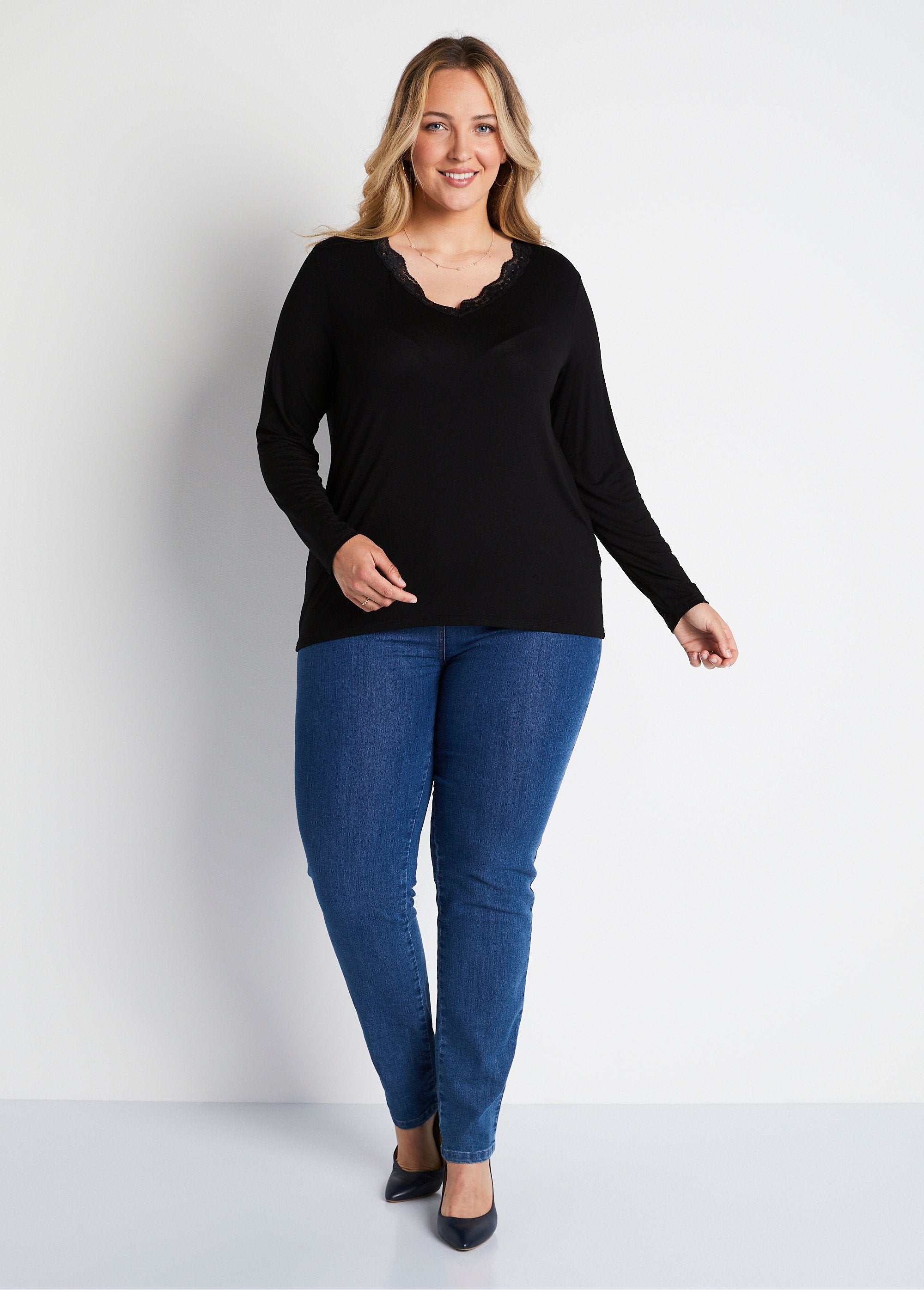T-shirt_corta_con_scollo_a_V_in_pizzo,_maniche_lunghe_Nero_SF1_curvy