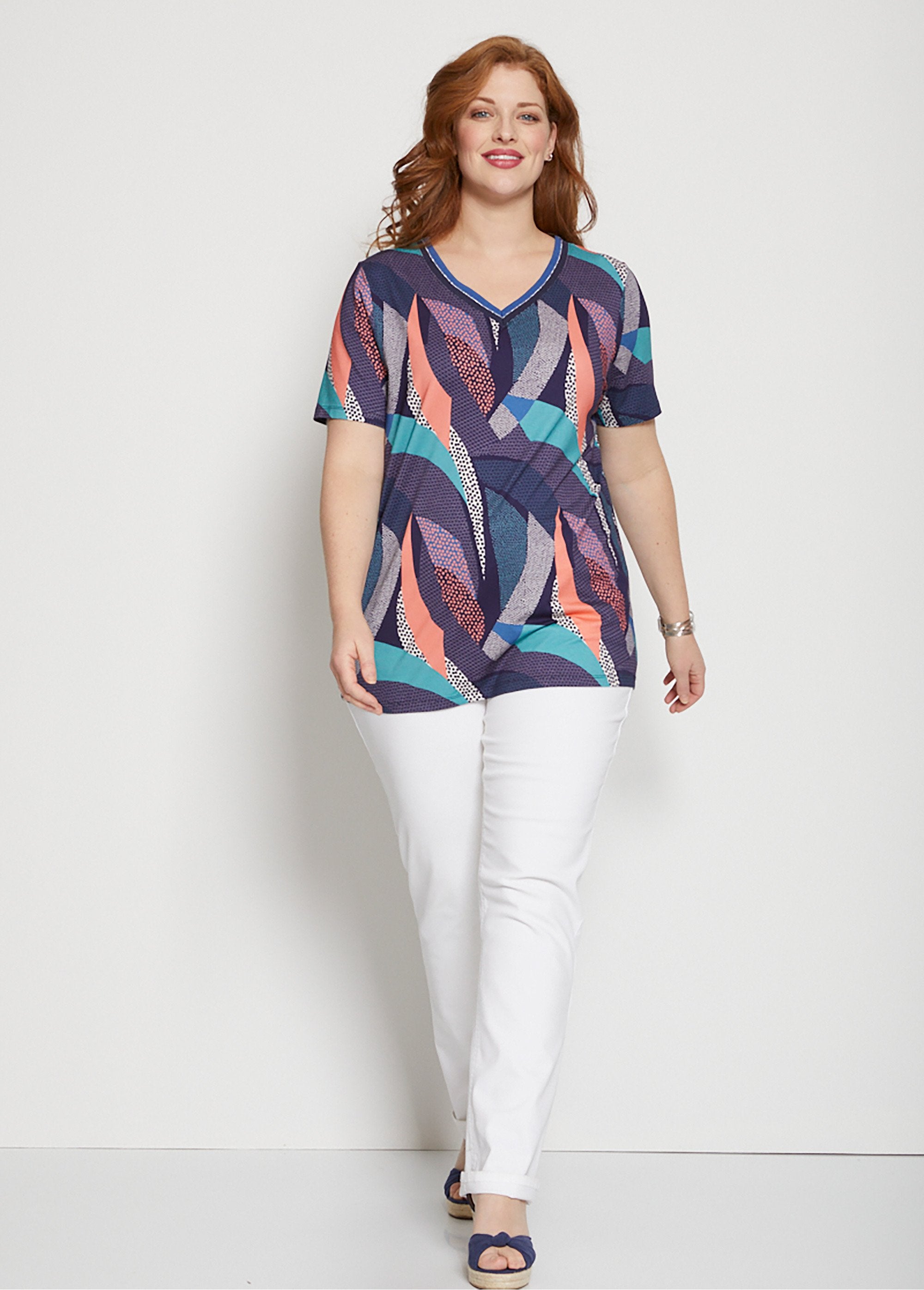T-shirt_in_jersey_con_scollo_a_V_e_finiture_iridescenti_Bleu_et_emeraude_SF1_curvy