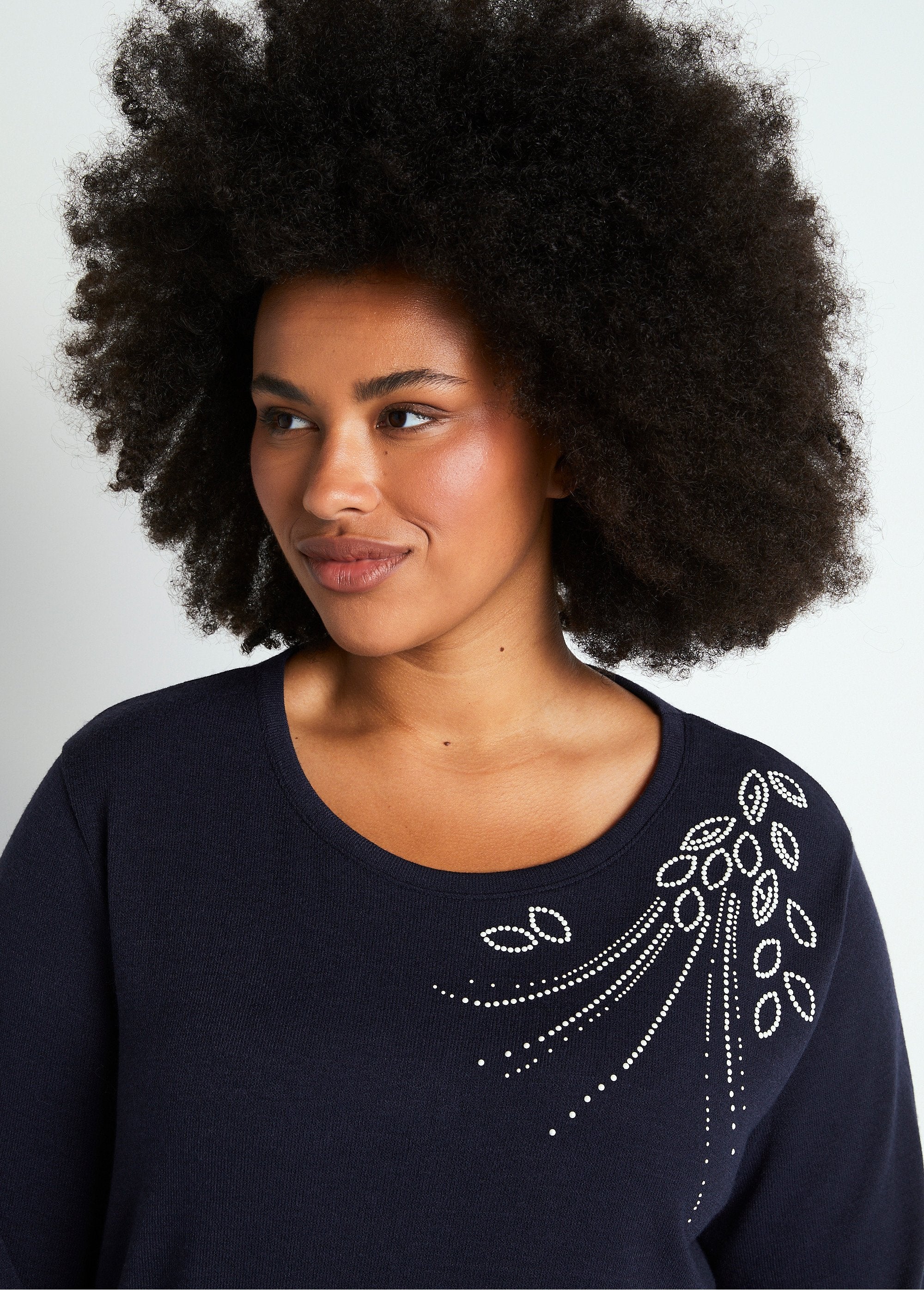 T-shirt_cropped_con_perline_in_rete_calda_Marino_DE1_curvy