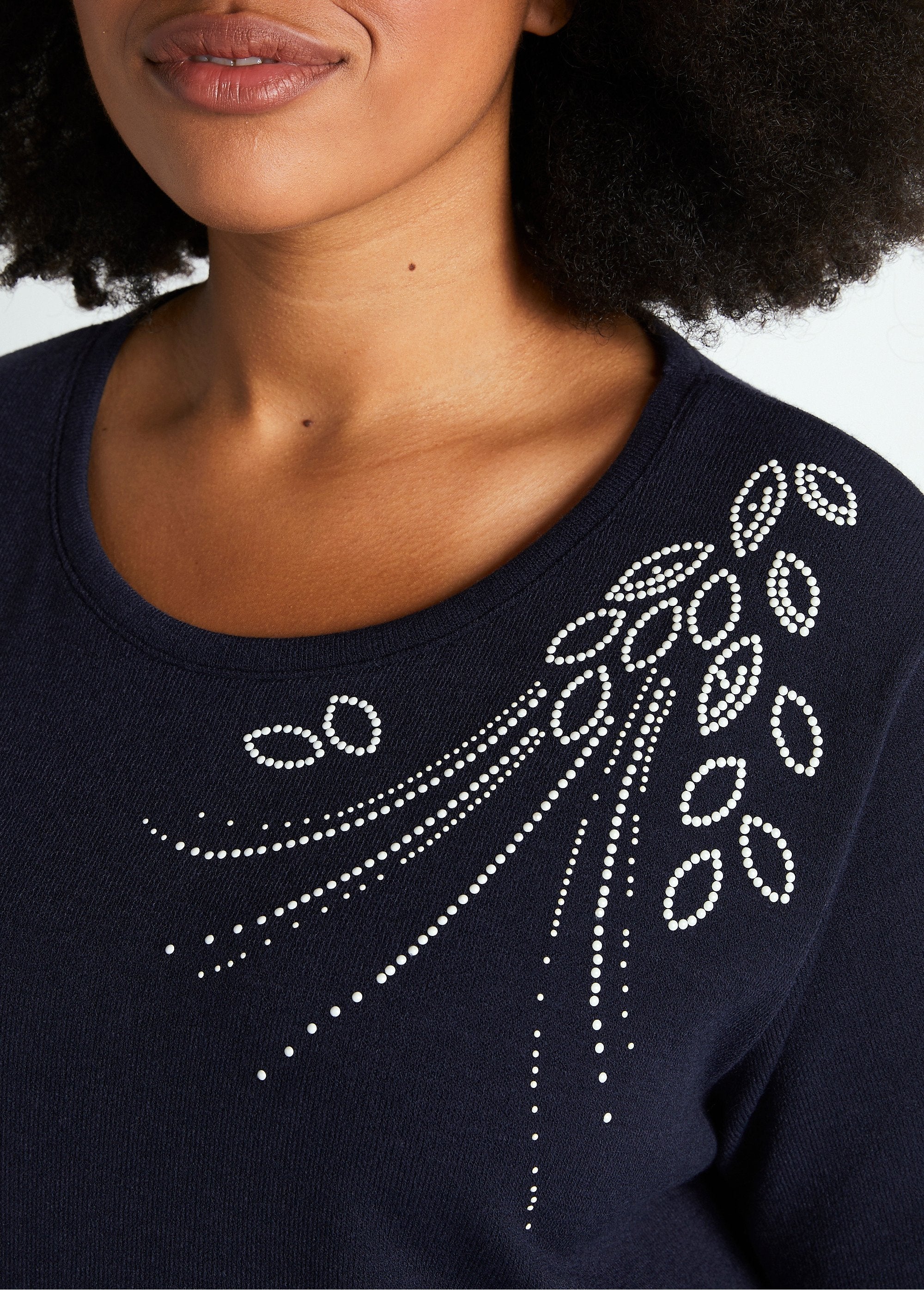 T-shirt_cropped_con_perline_in_rete_calda_Marino_DE2_curvy