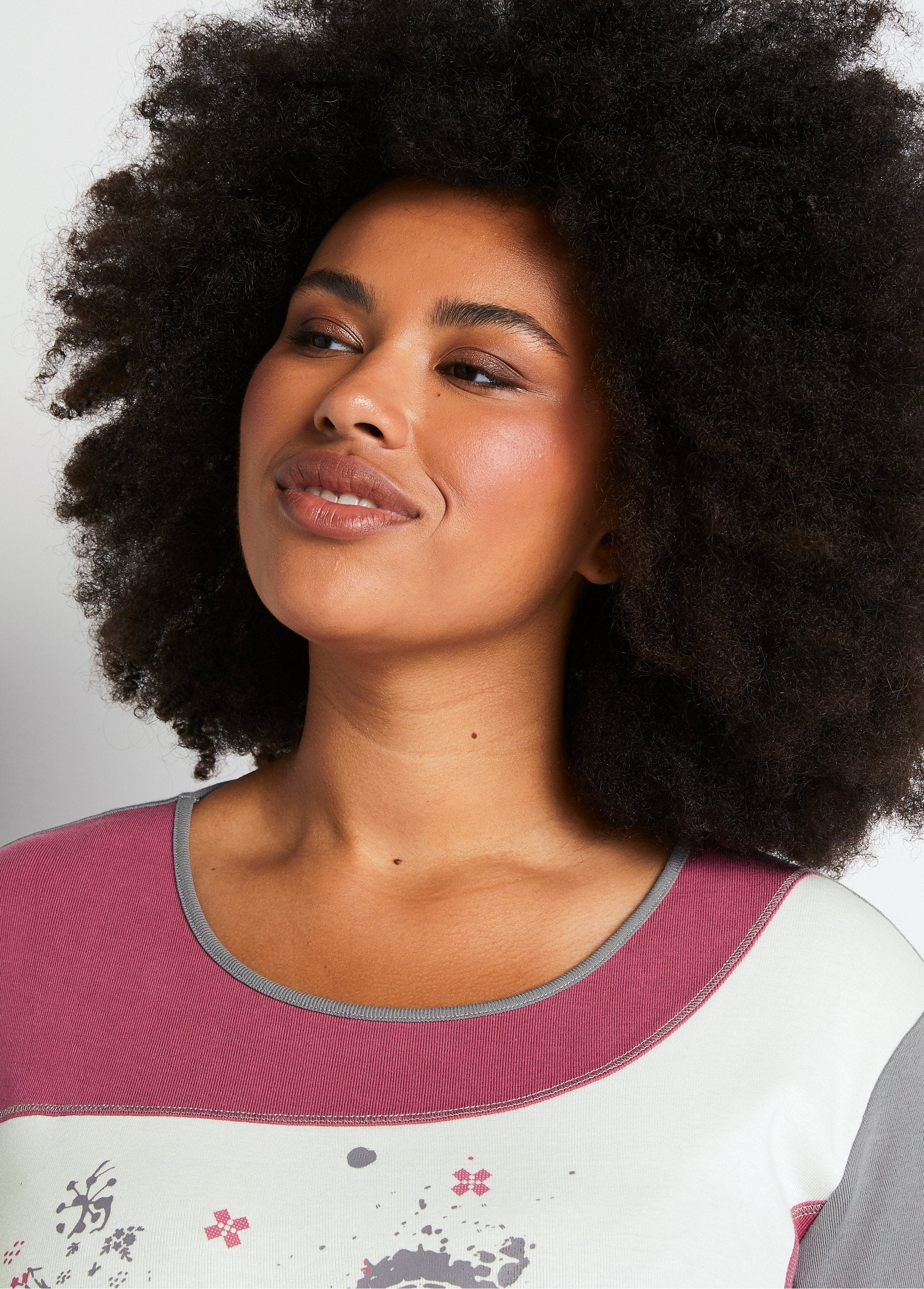 T-shirt_dritta_in_cotone_elasticizzato_a_fantasia_Ecru_e_prugna_DE1_curvy