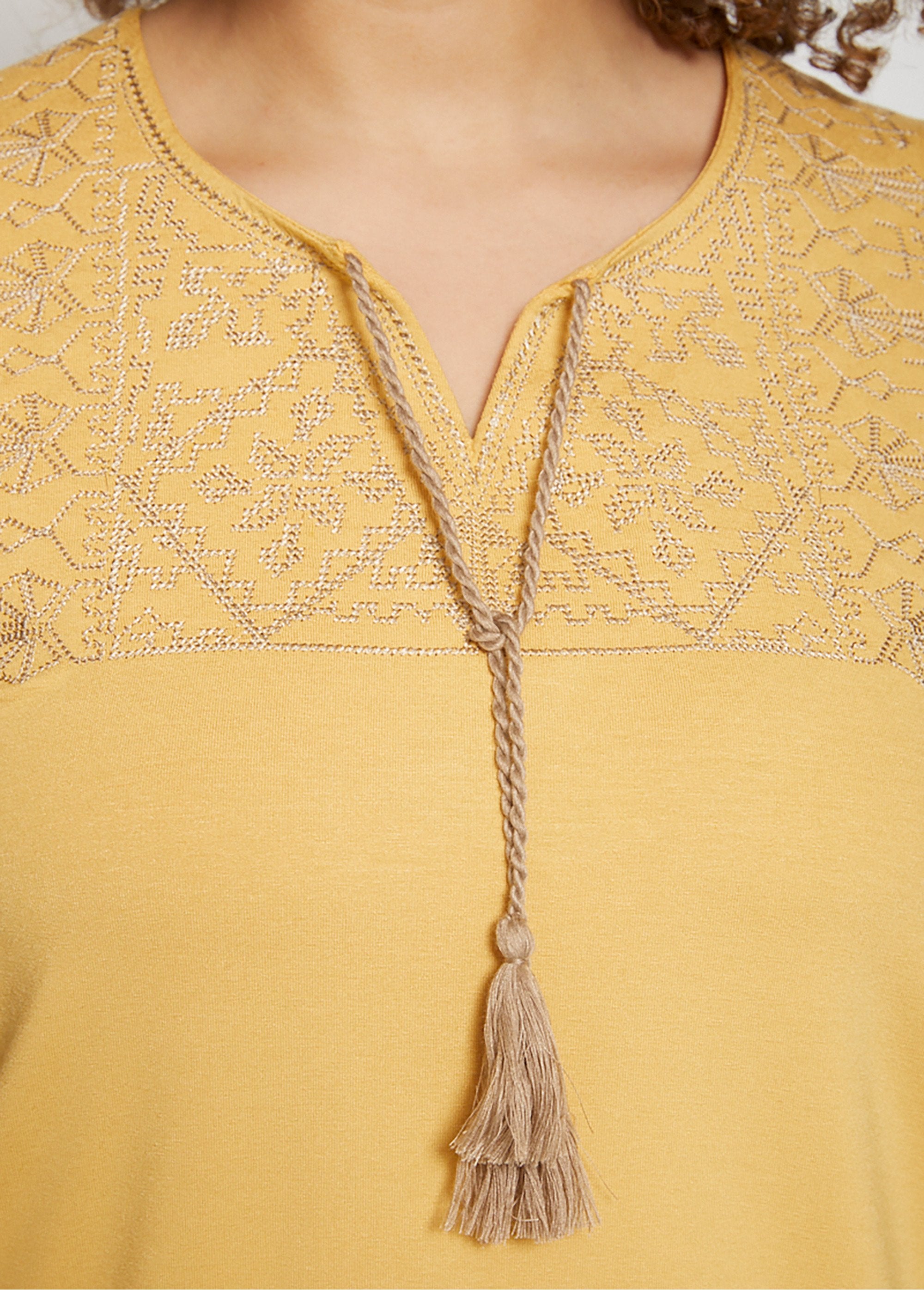 T-shirt_dritta_ricamata_con_link_a_pompon_Jaune_DE1_curvy