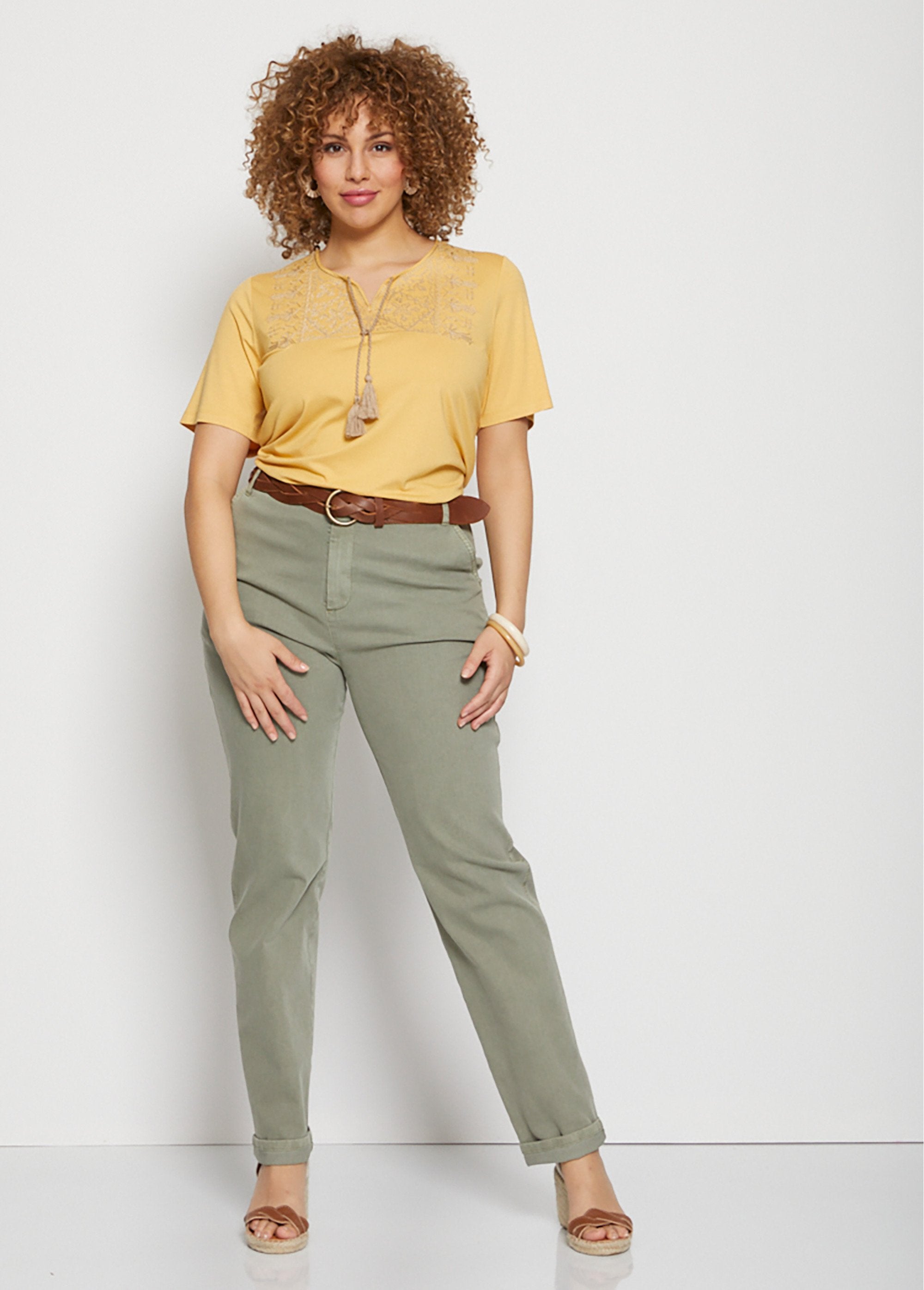 T-shirt_dritta_ricamata_con_link_a_pompon_Jaune_SF1_curvy